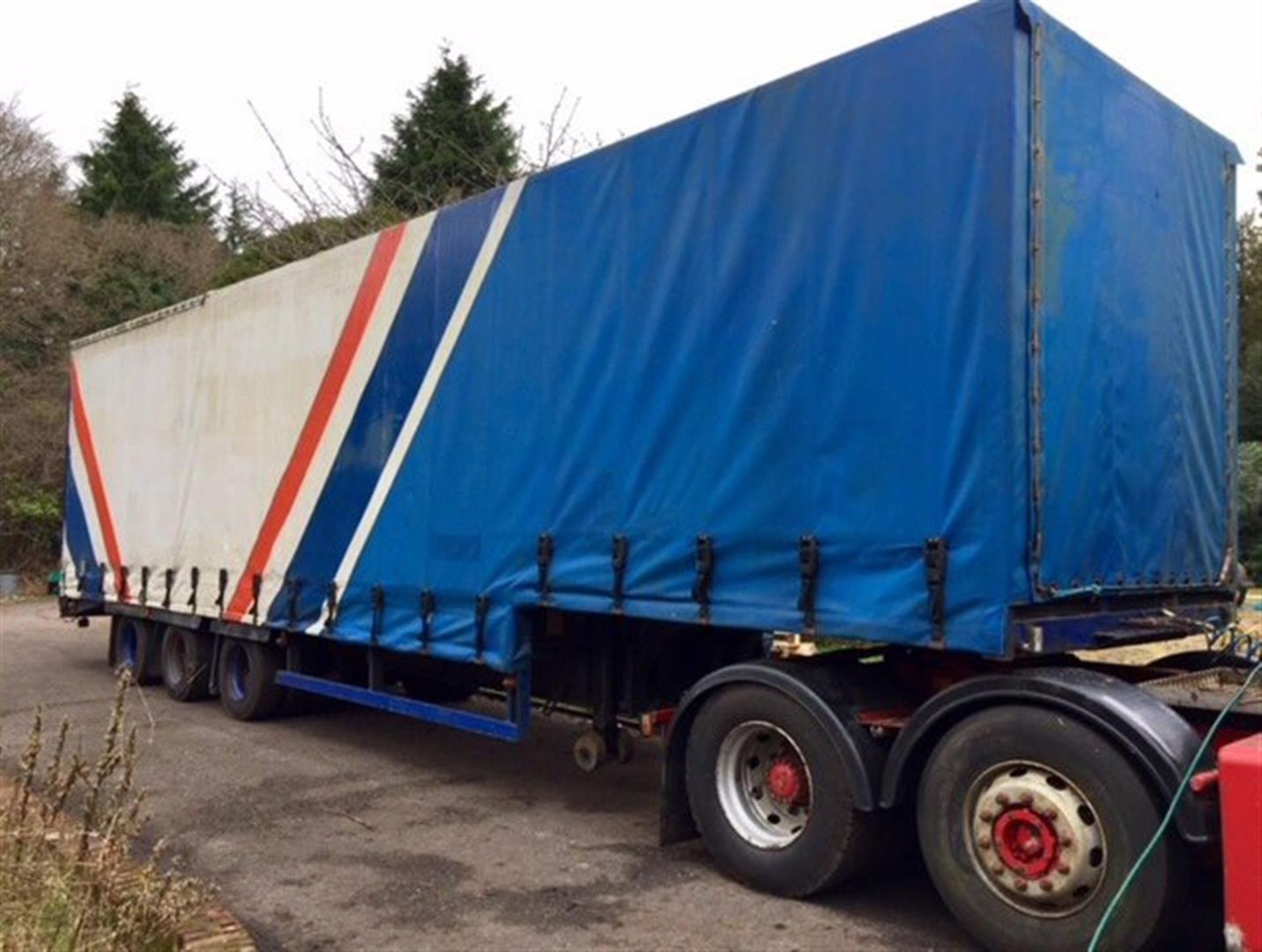 1991 Kerbaide SF800 tri-axle curtainside trailer with 3m hydraulic ramp. 12.4m x 2.5m, 32t gross.