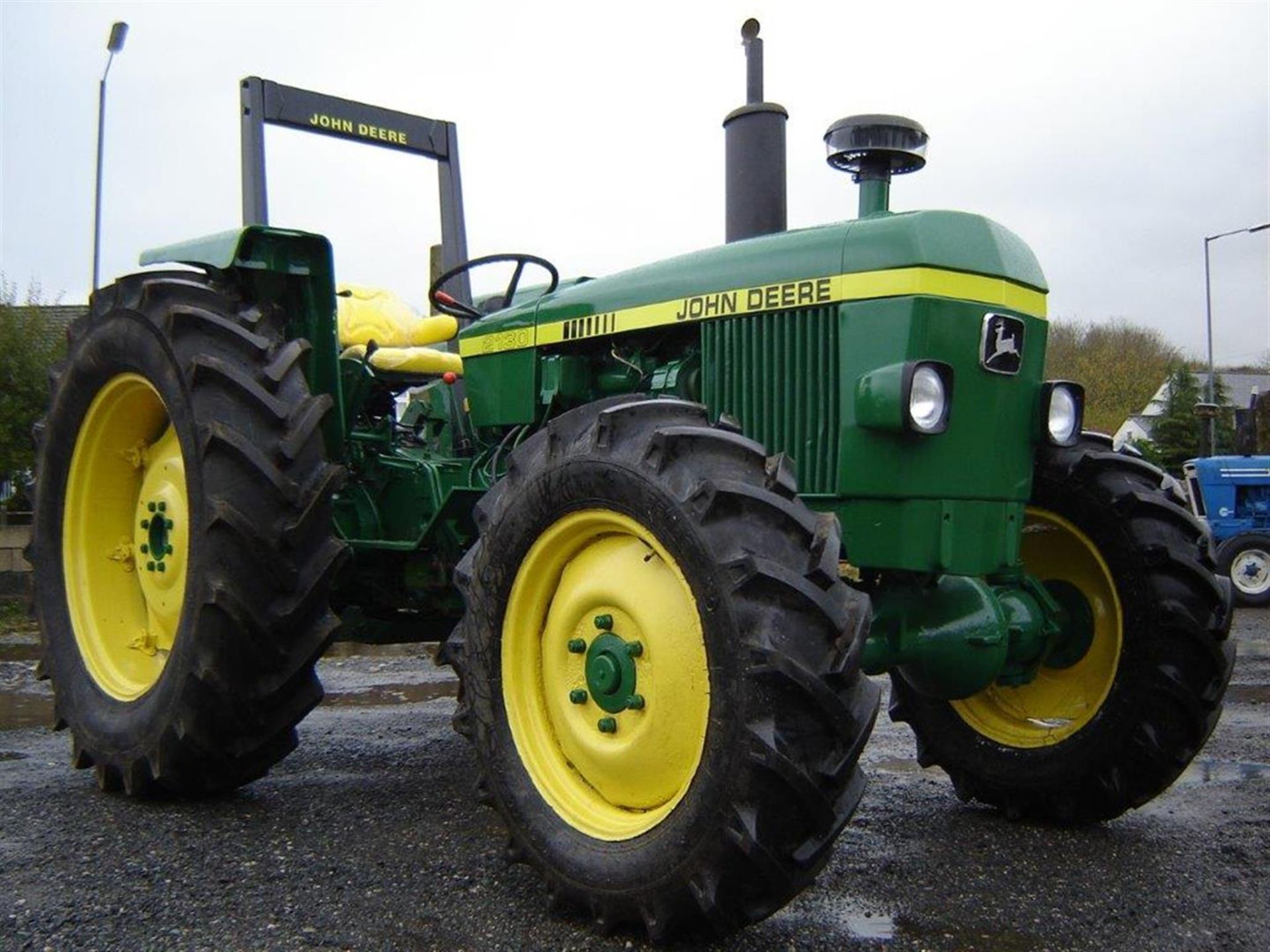 JOHN DEERE 2130 diesel TRACTOR Fitted with mechanical 4wd and spool valves. A well presented example