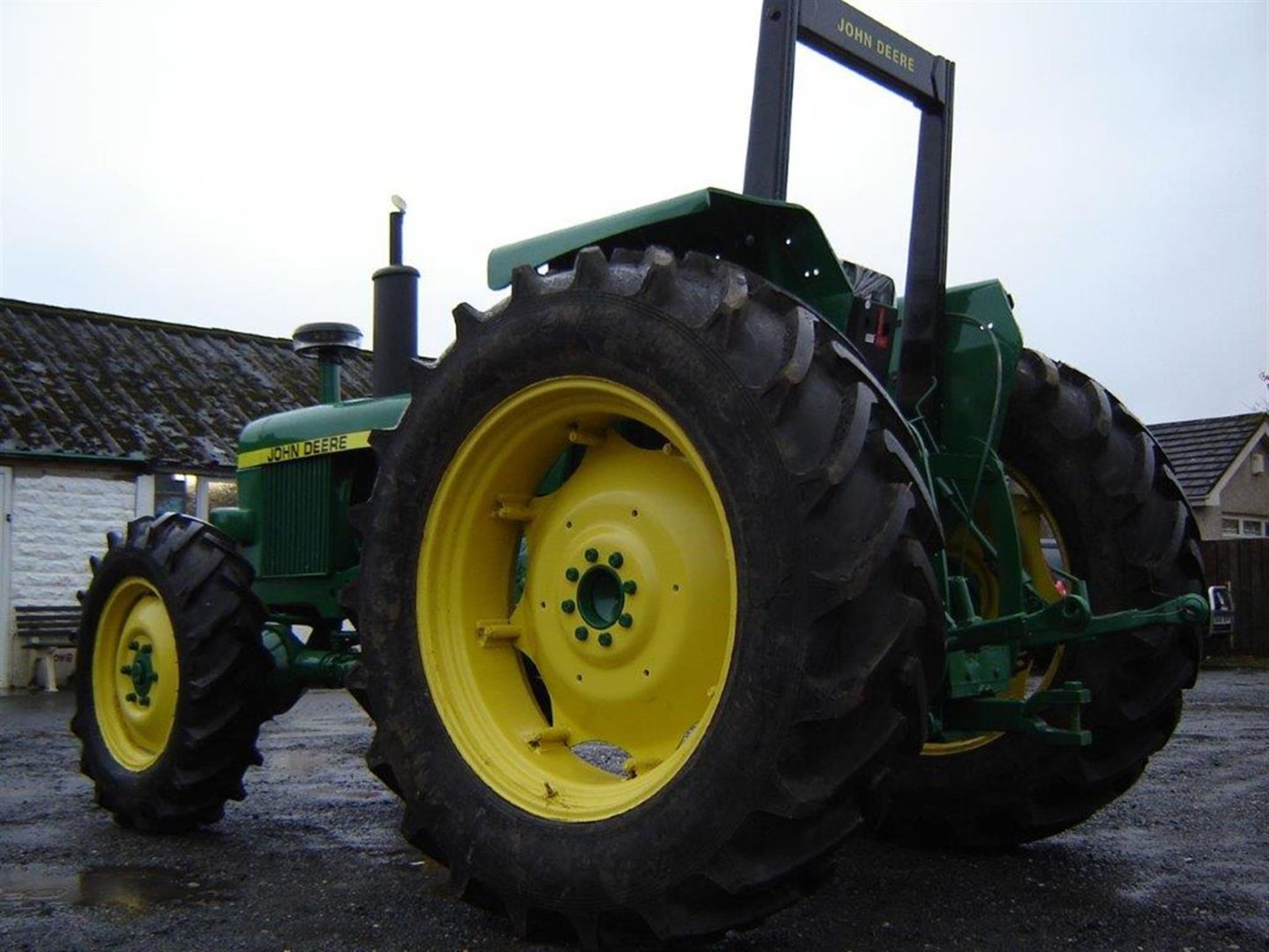 JOHN DEERE 2130 diesel TRACTOR Fitted with mechanical 4wd and spool valves. A well presented example - Image 3 of 6