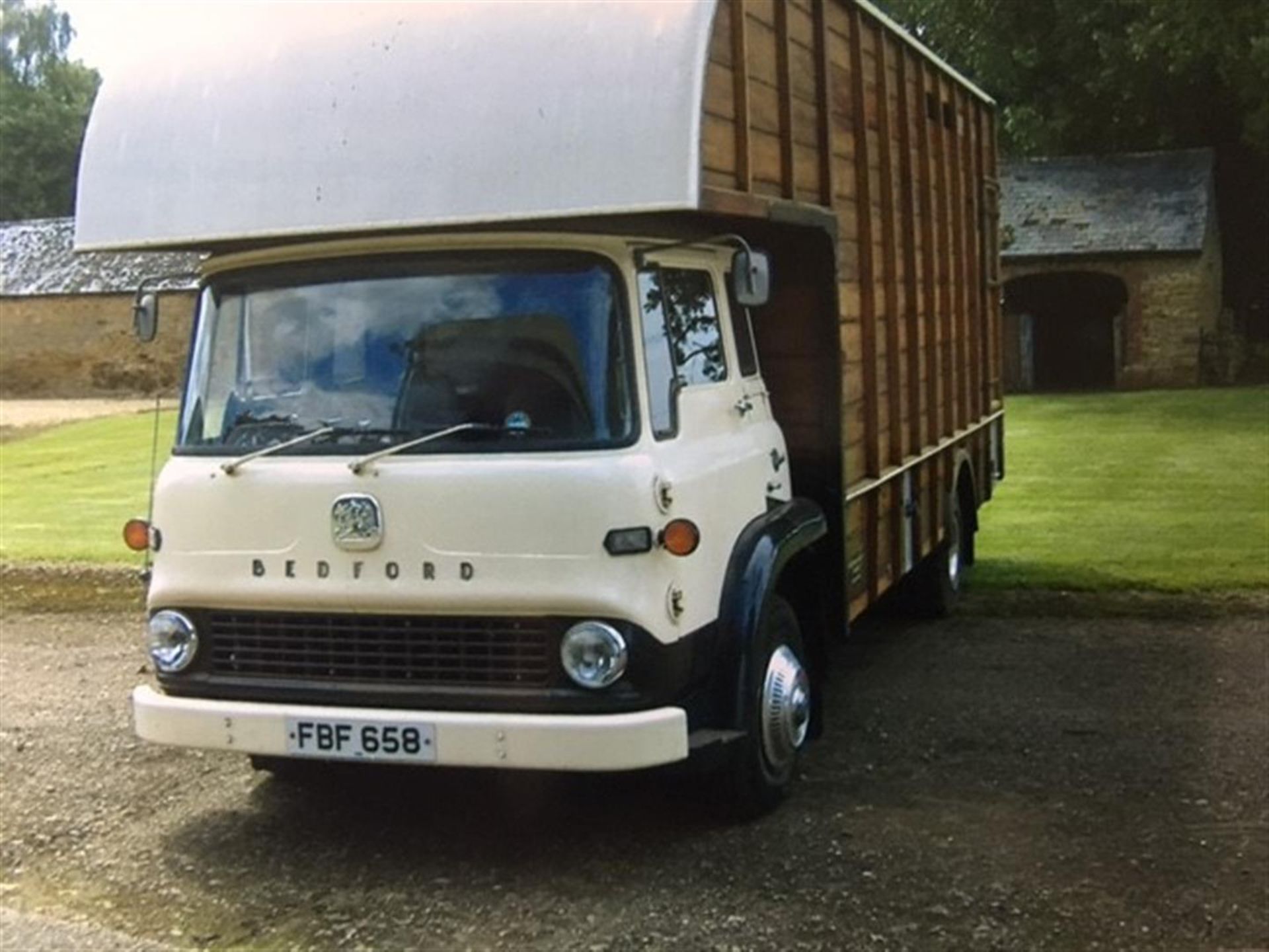 1961 Bedford TK Jennings bodied Horse Transporter Reg. No. FBF 658 Chassis No. KDLC14859 On the same