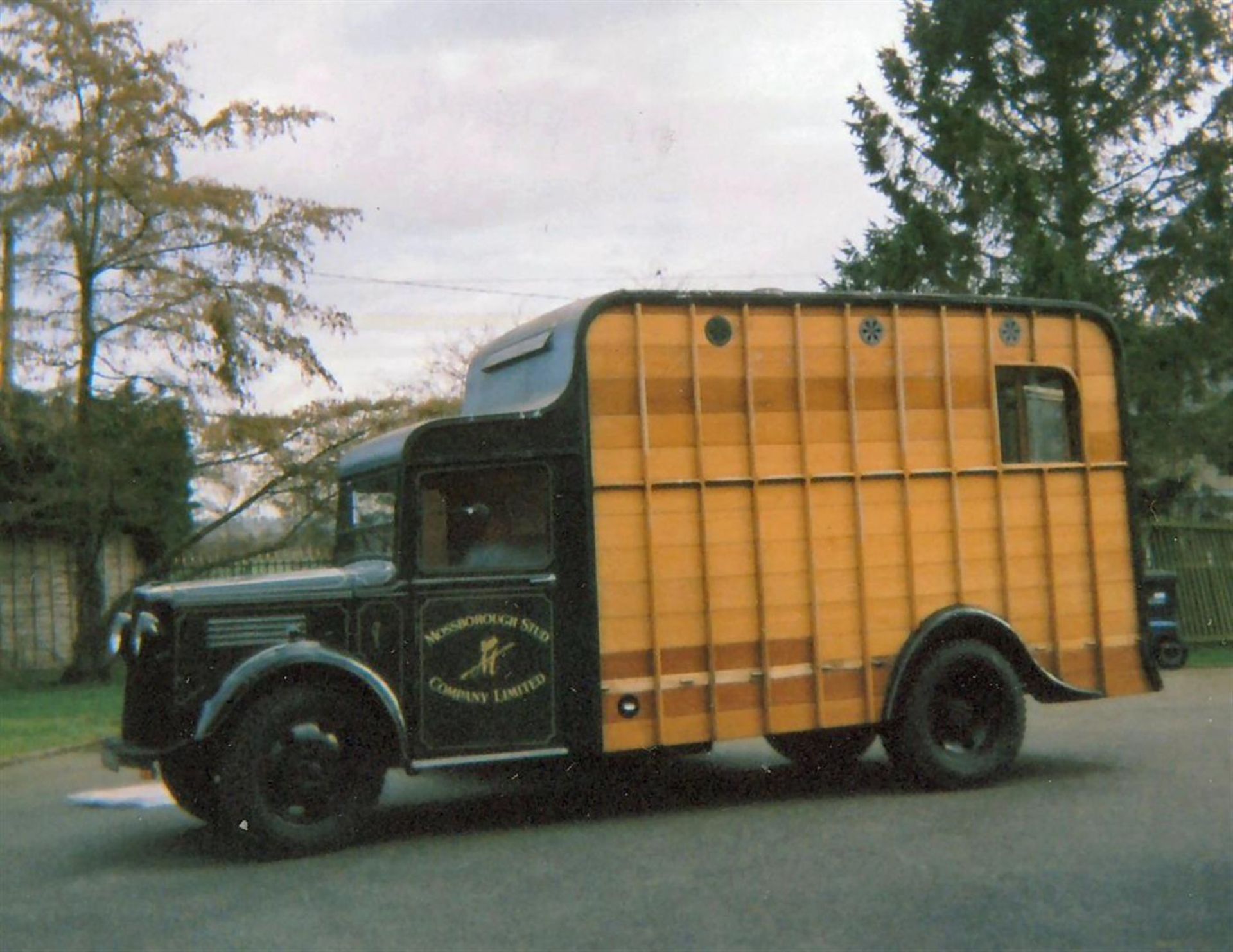 1937 2.7 litre Bedford WLG Horse Box Reg. No. RD 9980 Chassis No. 648882 A fine period horse box - Image 2 of 8