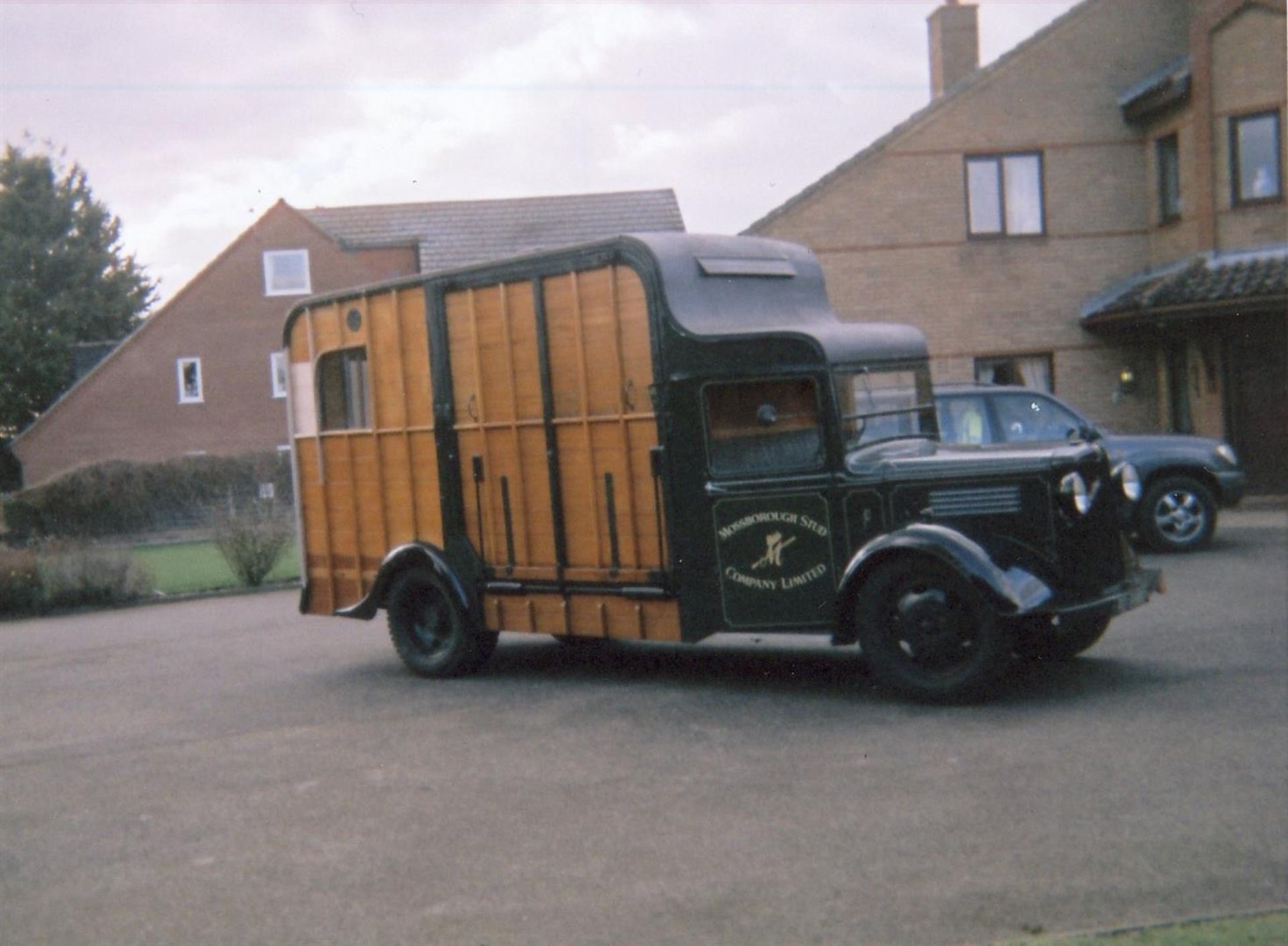 1937 2.7 litre Bedford WLG Horse Box Reg. No. RD 9980 Chassis No. 648882 A fine period horse box - Image 3 of 8