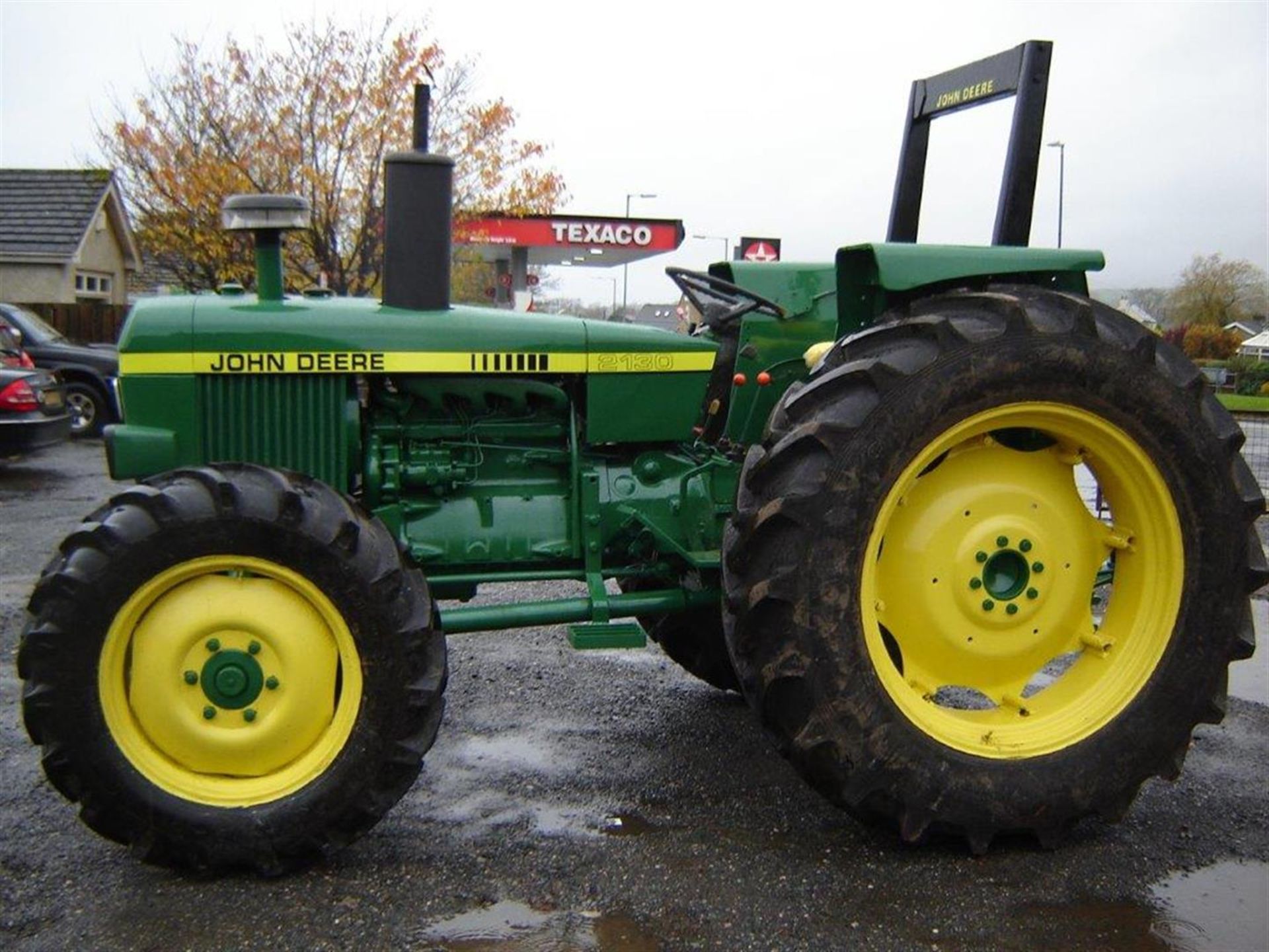 JOHN DEERE 2130 diesel TRACTOR Fitted with mechanical 4wd and spool valves. A well presented example - Image 6 of 6