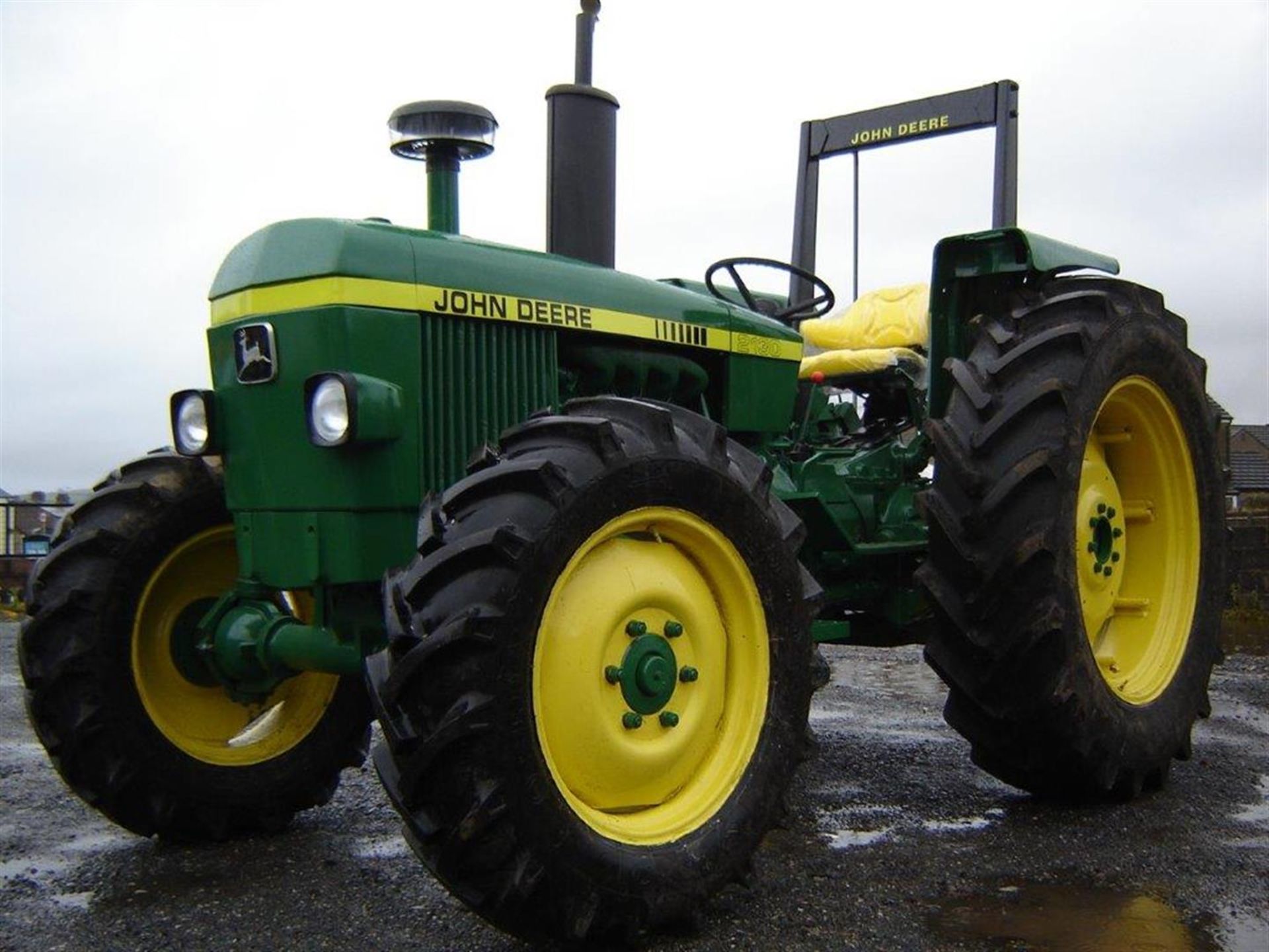 JOHN DEERE 2130 diesel TRACTOR Fitted with mechanical 4wd and spool valves. A well presented example - Image 2 of 6