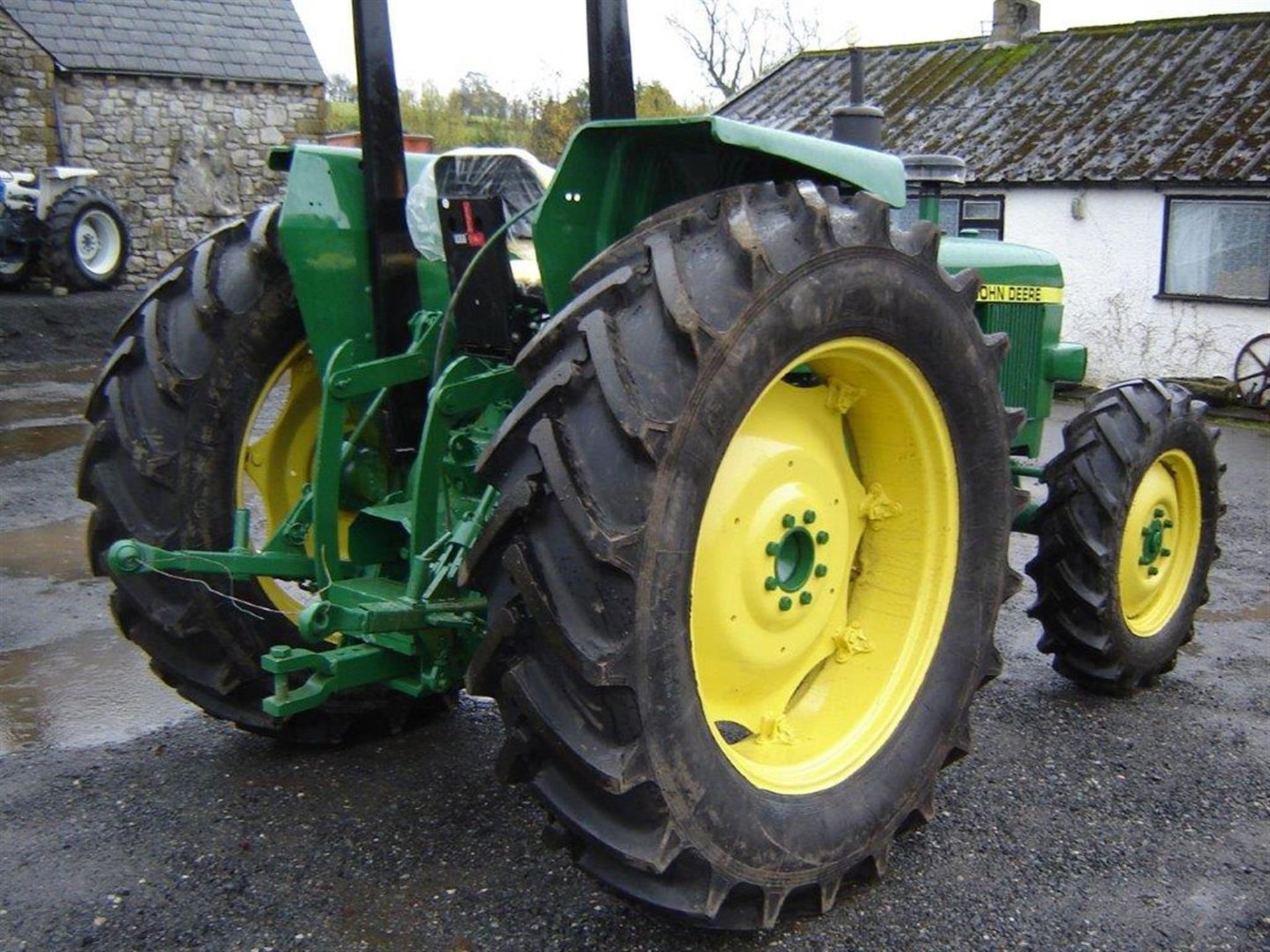 JOHN DEERE 2130 diesel TRACTOR Fitted with mechanical 4wd and spool valves. A well presented example - Image 4 of 6