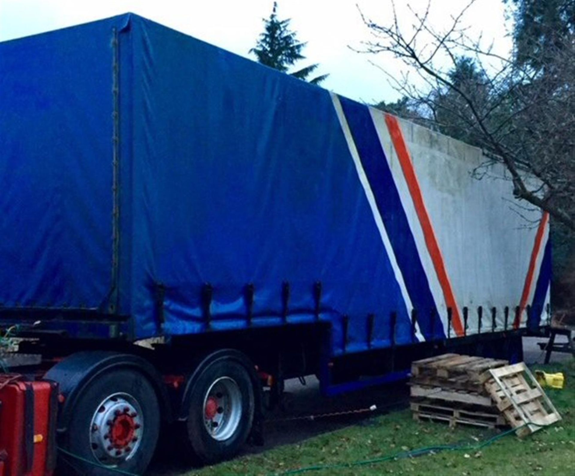 1991 Kerbaide SF800 tri-axle curtainside trailer with 3m hydraulic ramp. 12.4m x 2.5m, 32t gross. - Image 2 of 3