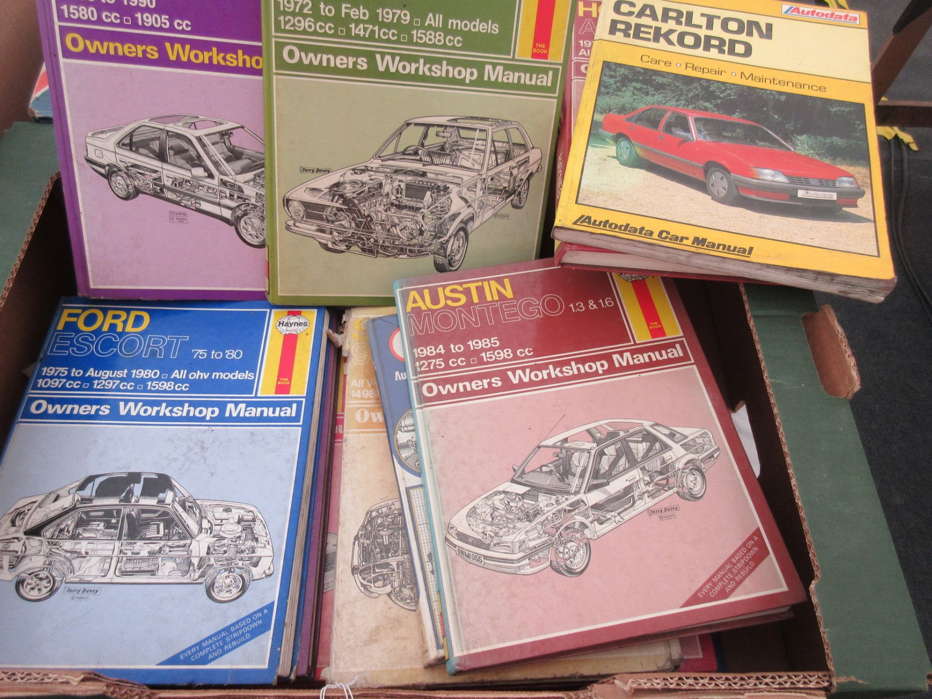 Vintage and classic car manuals (15) - Image 4 of 4