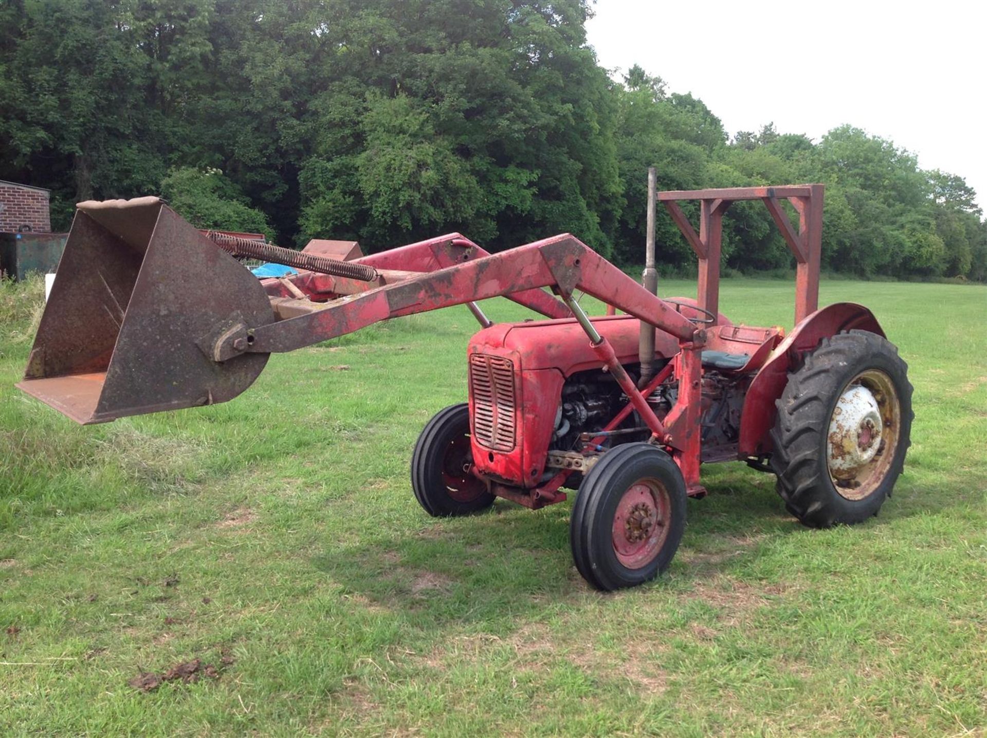 MASSEY FERGUSON 35 3cylinder diesel TRACTOR Reg. No. Q143 MAV Serial No. 183253H5 With V5 available - Image 2 of 5