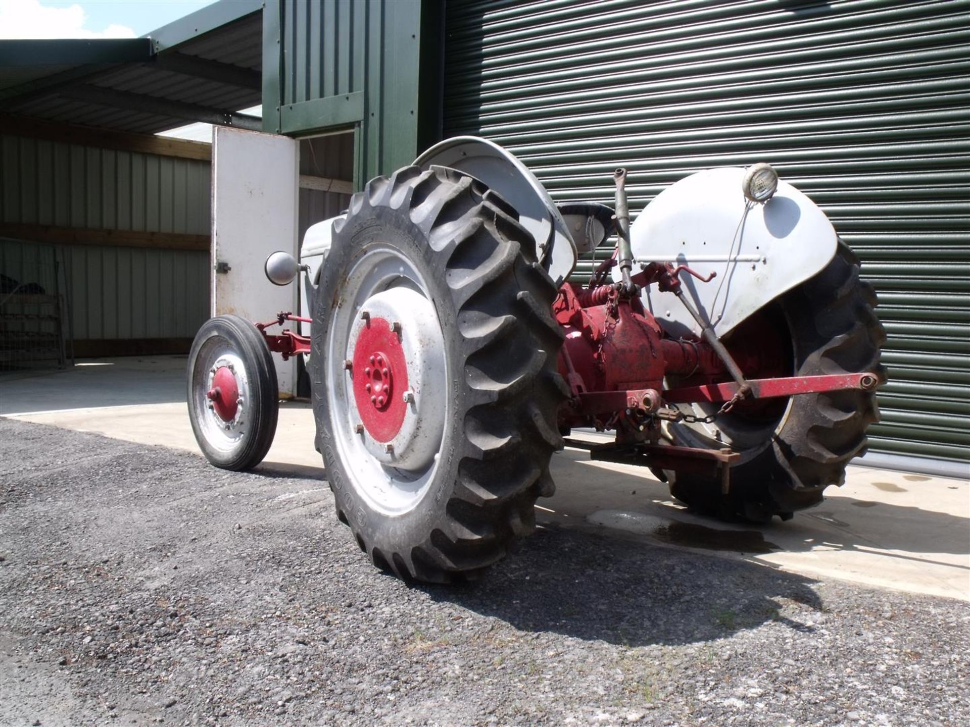 1940 FORD FERGUSON 9N 4cylinder petrol TRACTOR Serial No. 9N3/974 Fitted with Sherman overdrive, - Image 4 of 8