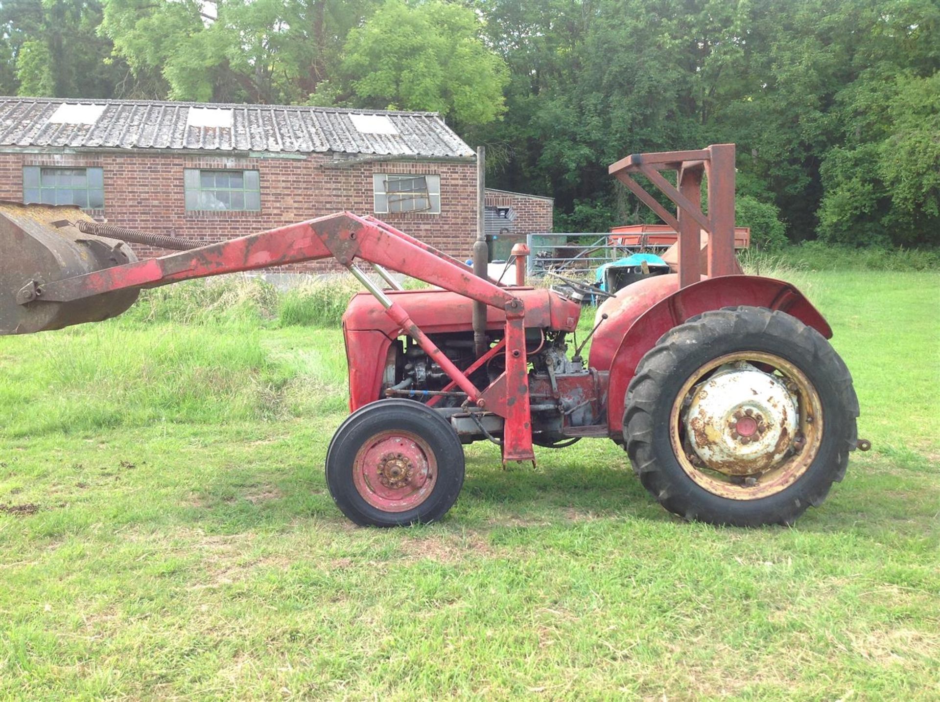 MASSEY FERGUSON 35 3cylinder diesel TRACTOR Reg. No. Q143 MAV Serial No. 183253H5 With V5 available