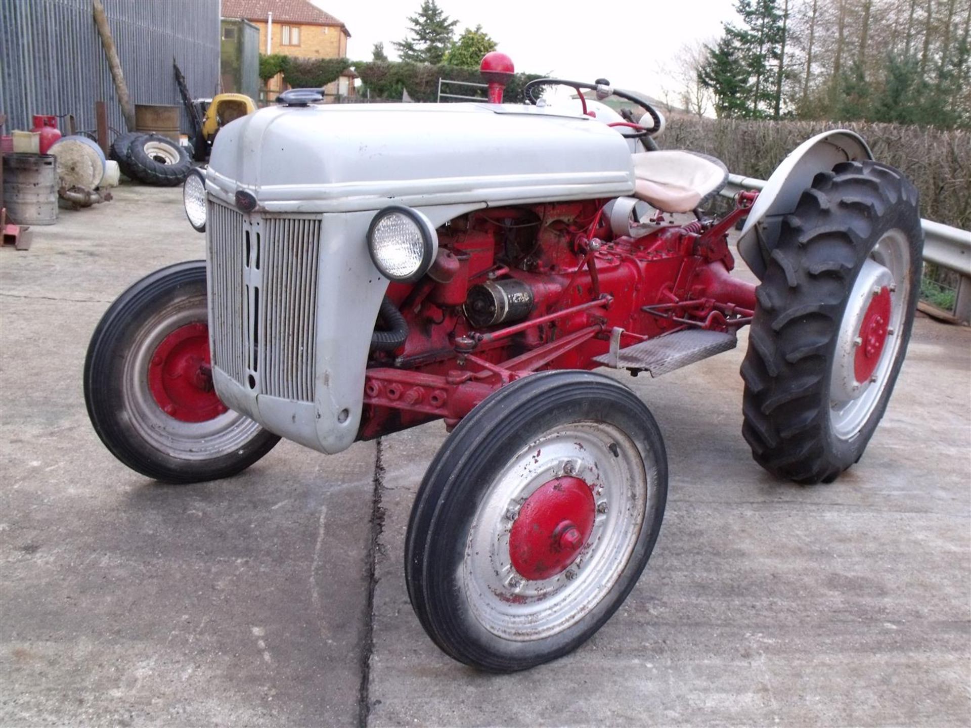 1940 FORD FERGUSON 9N 4cylinder petrol TRACTOR Serial No. 9N3/974 Fitted with Sherman overdrive, - Image 3 of 8