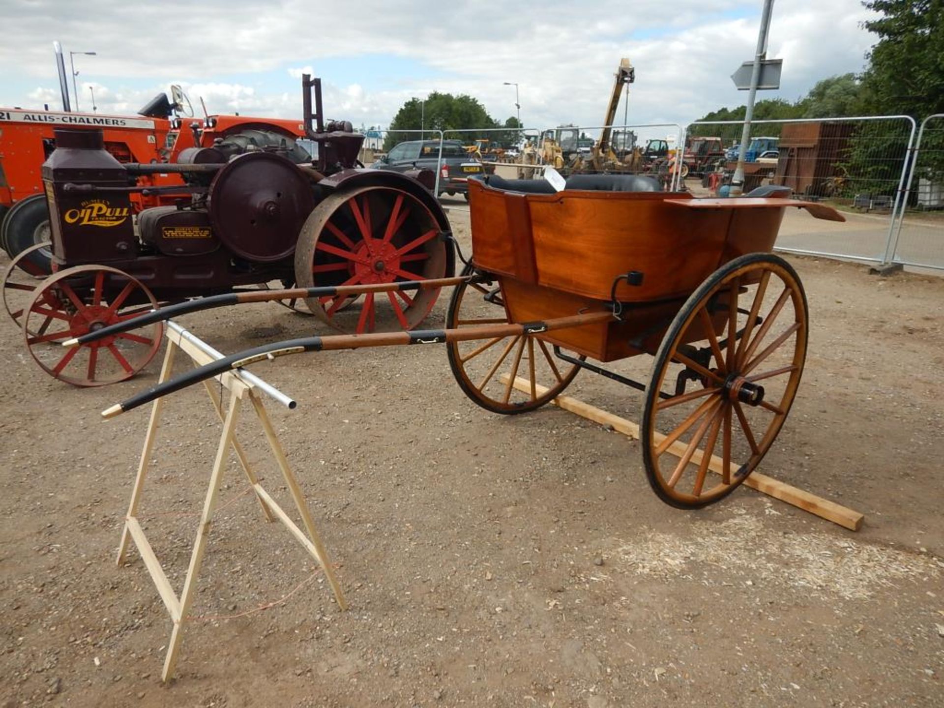 Horsedrawn tub cart, set of carriage lamps and a whip