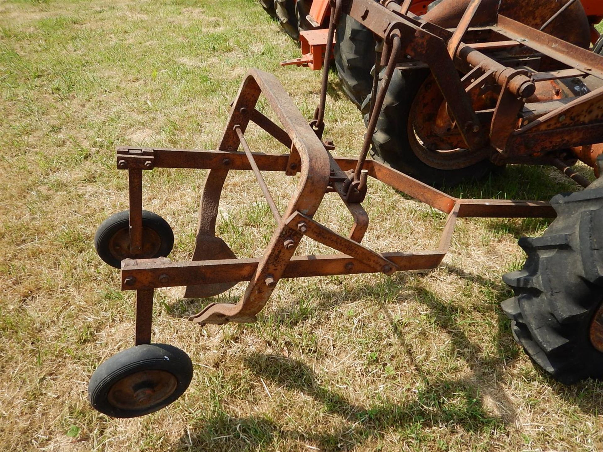ALLIS CHALMERS Model B 4cylinder petrol/paraffin TRACTOR Reg. No. EAB 630 (expired) Fitted with an - Image 3 of 4