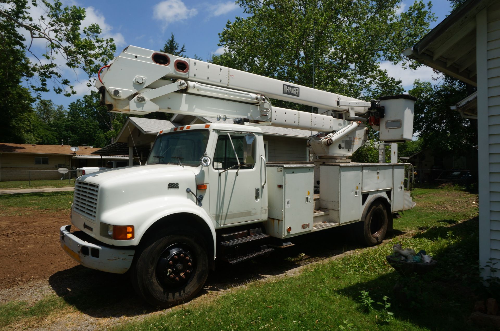 #119 2000 International 4700 DT466E Diesel Truck, 6 Speed, Service Bed, 49’ Hi Ranger 50-MD 2-Single - Image 3 of 3