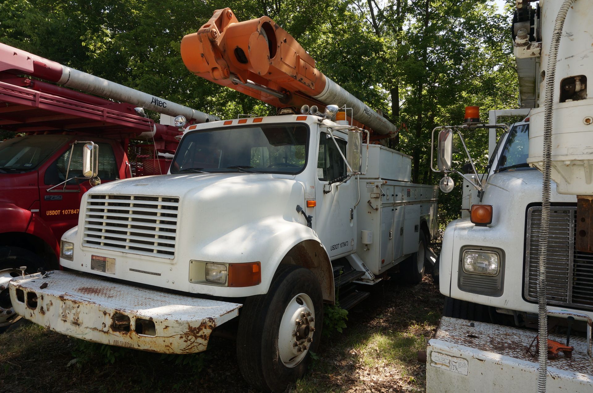 #116 1992 International DT466 Cat Diesel Truck, Automatic, Service Bed, 43’ Altec AM450H Bucket