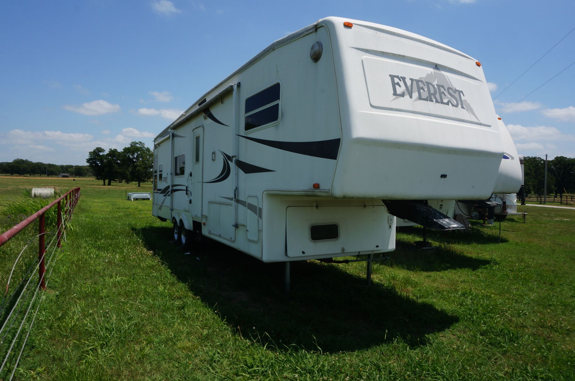 2003 Everest by Keystone 37’ 5th Wheel RV, 3 Slide Outs w/Awnings, Onan Generator - Image 2 of 3