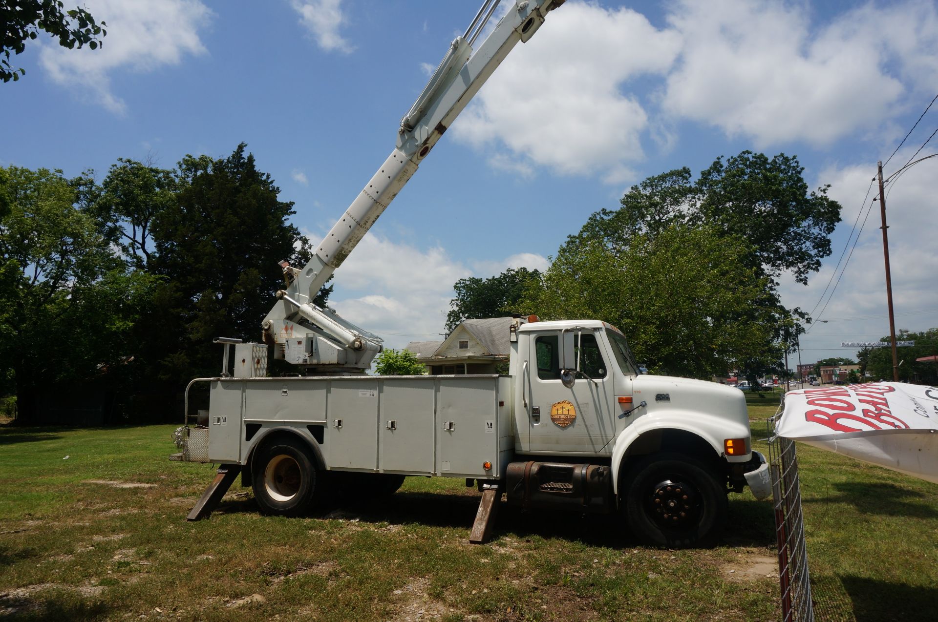 #120 2000 International 4700 DT466E Diesel Truck, 6 Speed, Service Bed, 49’ Hi Ranger 50-MD 2-Single