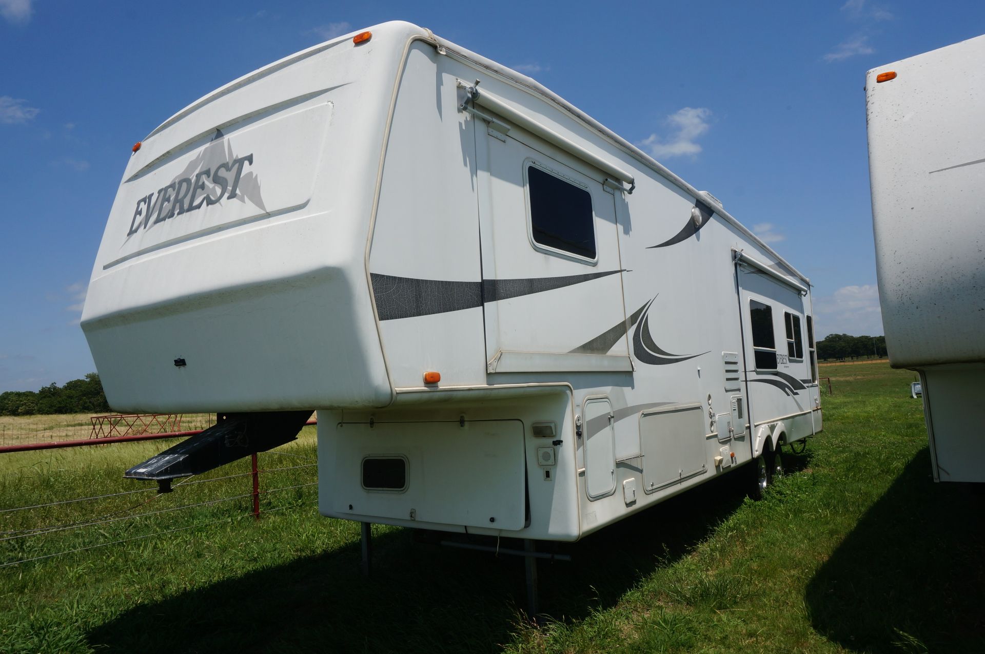 2003 Everest by Keystone 37’ 5th Wheel RV, 3 Slide Outs w/Awnings, Onan Generator