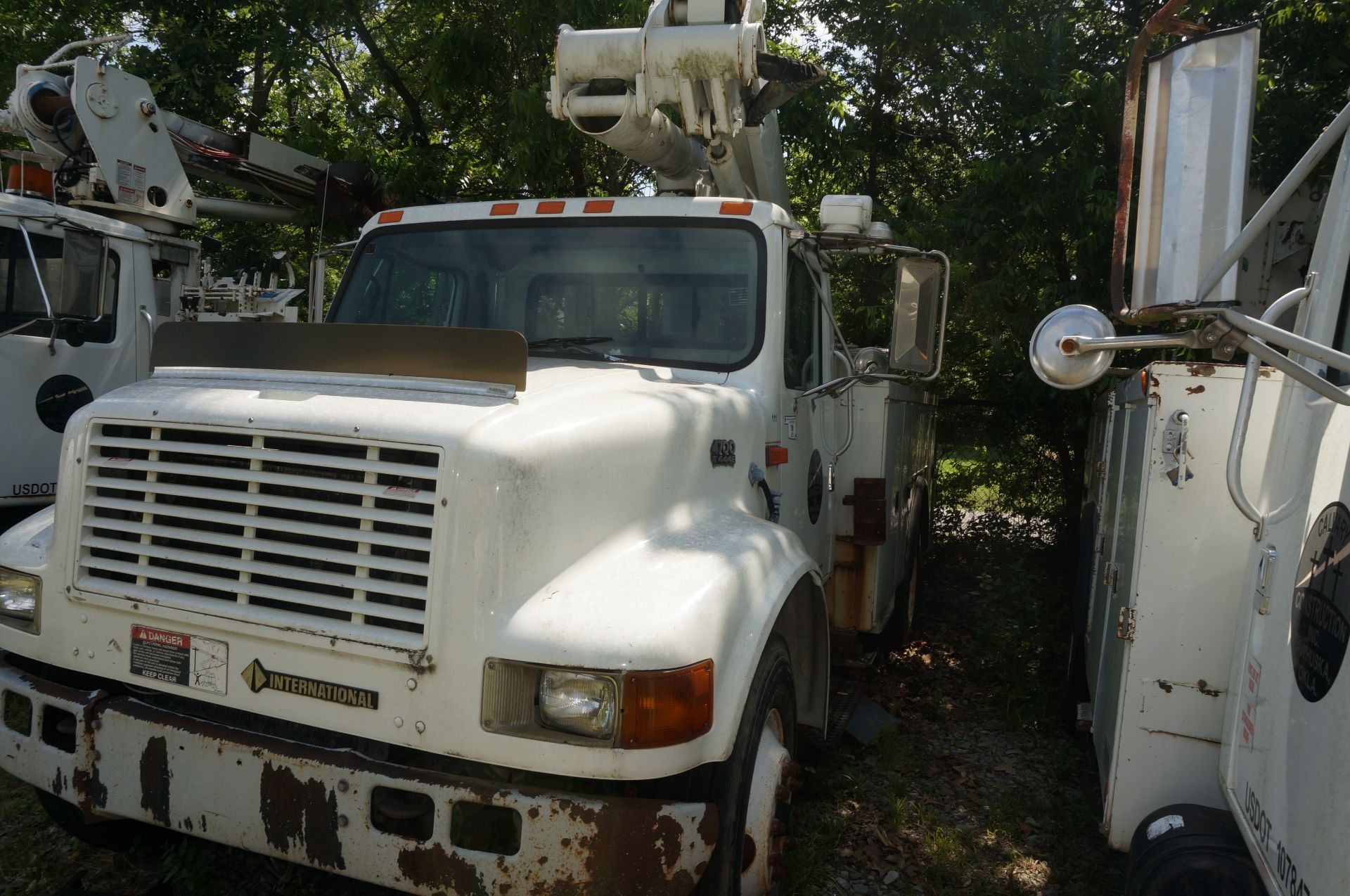 #111 1999 International 4700 T444E Diesel Truck, Automatic, Service Bed, 40’ Altec 1A40 Bucket - Image 2 of 2