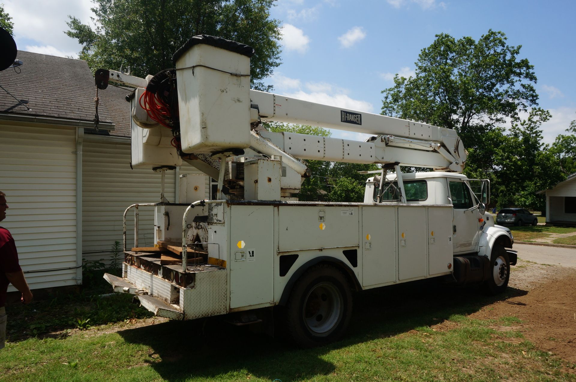 #119 2000 International 4700 DT466E Diesel Truck, 6 Speed, Service Bed, 49’ Hi Ranger 50-MD 2-Single - Image 2 of 3