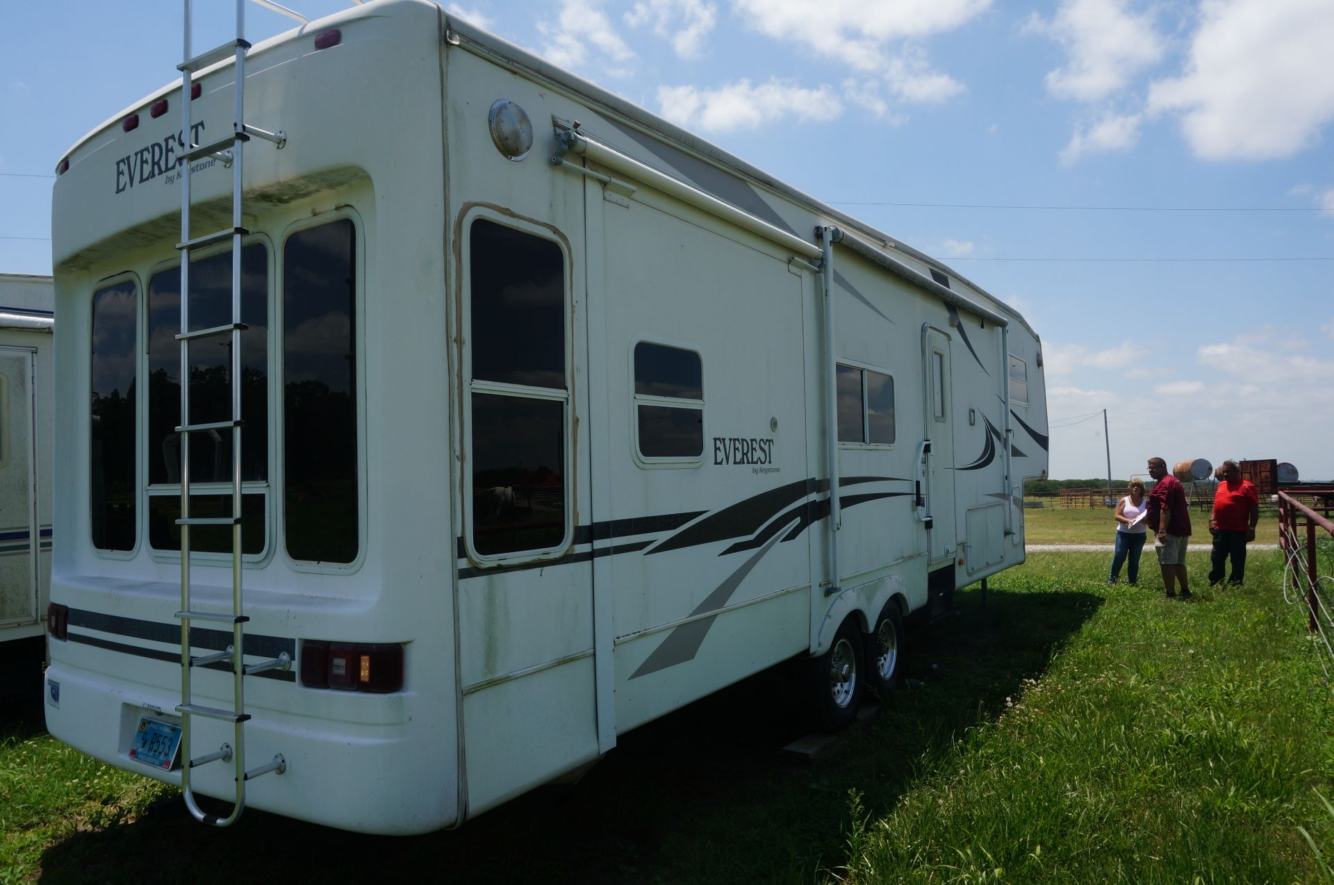 2003 Everest by Keystone 37’ 5th Wheel RV, 3 Slide Outs w/Awnings, Onan Generator - Image 3 of 3