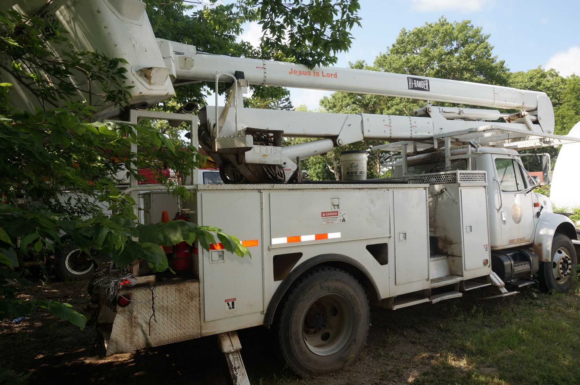 #118 2001 International 4700 DT466E Diesel Truck, Automatic, Service Bed, 55’ Hi Ranger 5TC-55 - Image 2 of 3