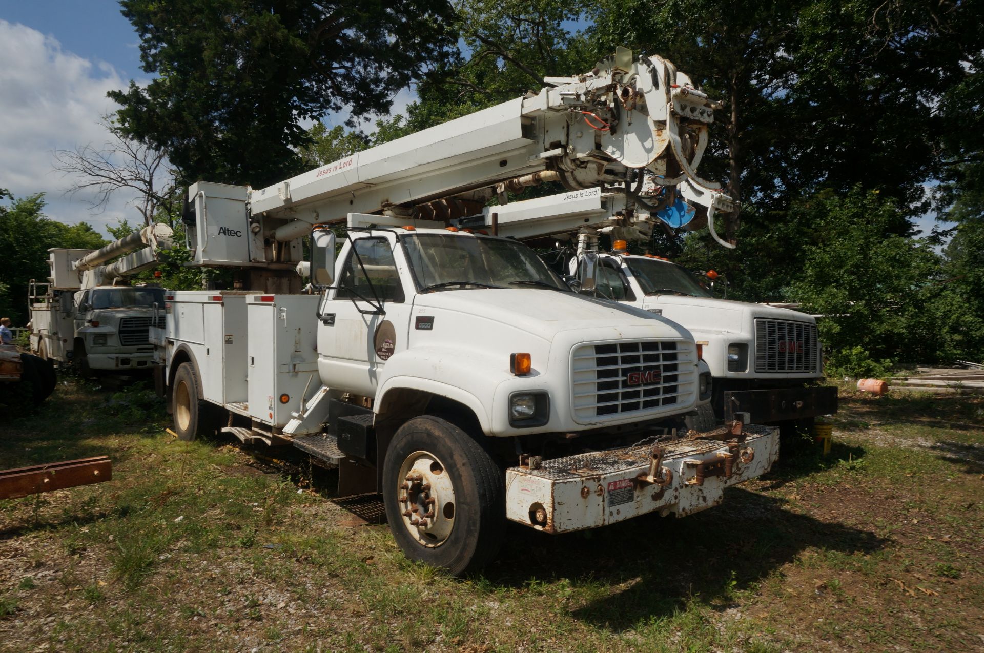 #215 2000 GMC C8500 3126 Cat Diesel Truck, 6 Speed, Service Bed, 47’ Altec D947TR Digger Derrick - Image 2 of 3