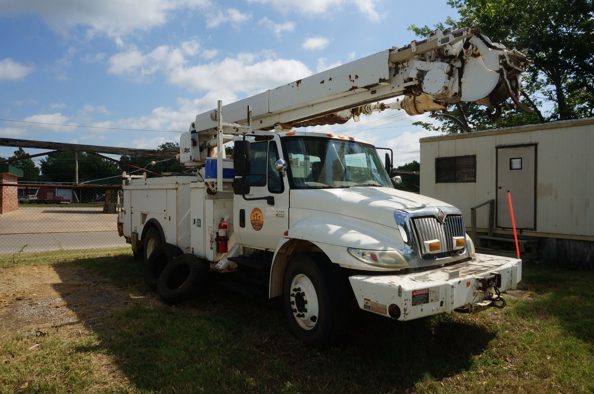 #218 2005 International 4300 DT466 Diesel Truck, 7 Speed, Service Bed, 47’ Altec DM47BR Digger