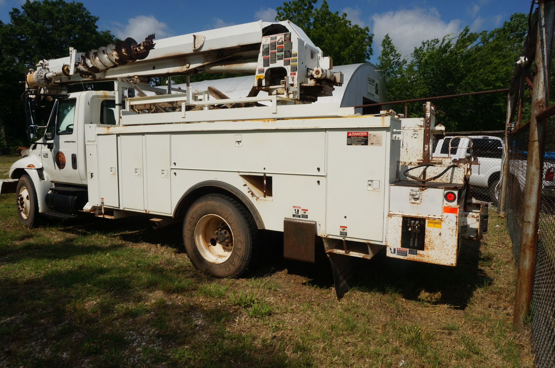 #218 2005 International 4300 DT466 Diesel Truck, 7 Speed, Service Bed, 47’ Altec DM47BR Digger - Image 3 of 3