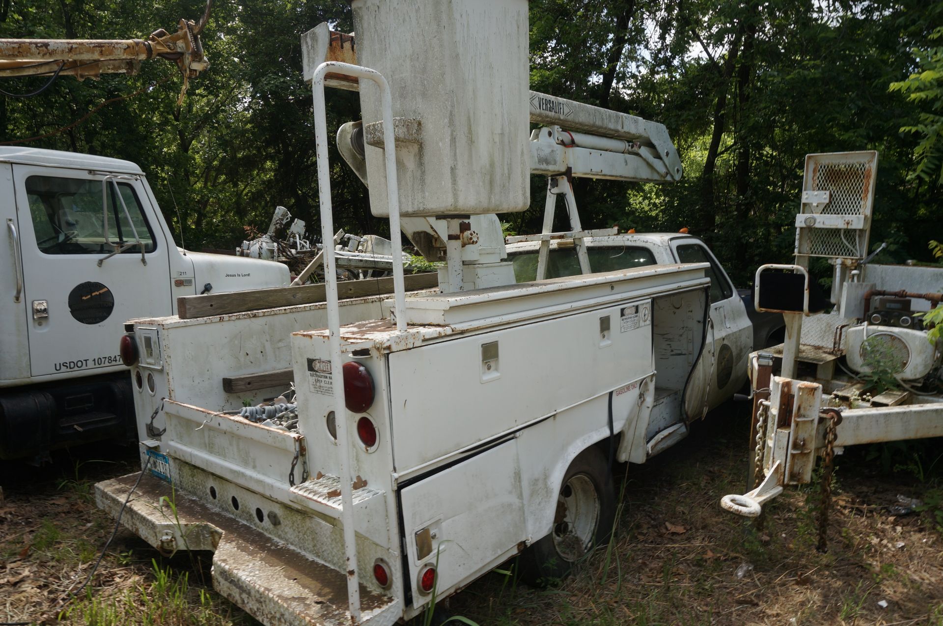 # 102 1989 Chevy Silverado 1 Ton 454 Gas Truck, Automatic, Service Bed, 29’ Versalift V029B1