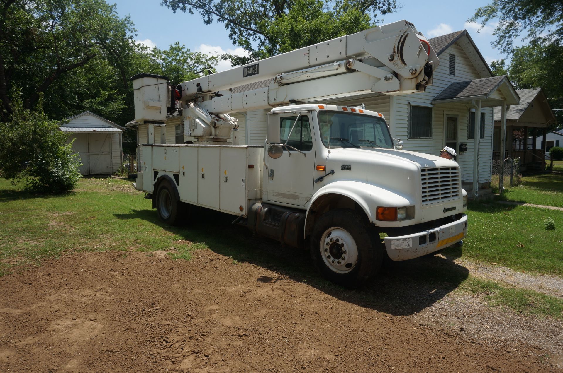 #119 2000 International 4700 DT466E Diesel Truck, 6 Speed, Service Bed, 49’ Hi Ranger 50-MD 2-Single