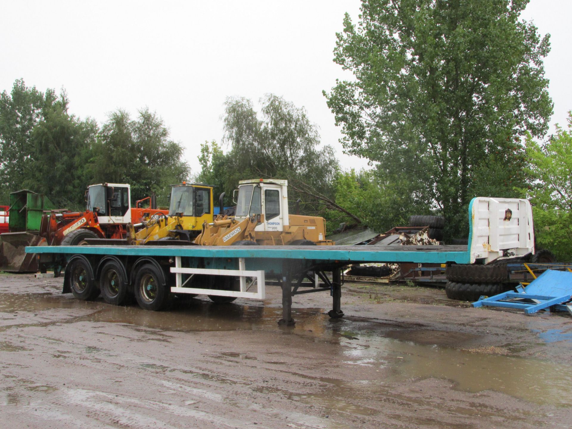 * 12.4m Long Triaxle Flat Trailer, MOT Expired August 2016, on Air Suspension. Please note this