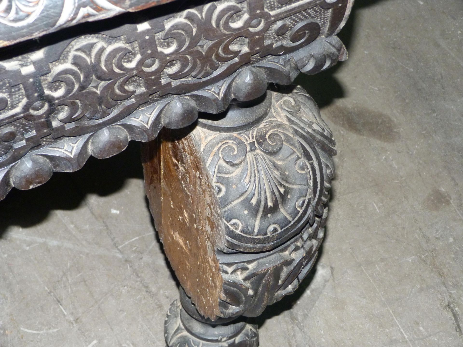 A large & heavily carved Jacobean style dining table. The table has had a woodworm infestation to - Bild 4 aus 4
