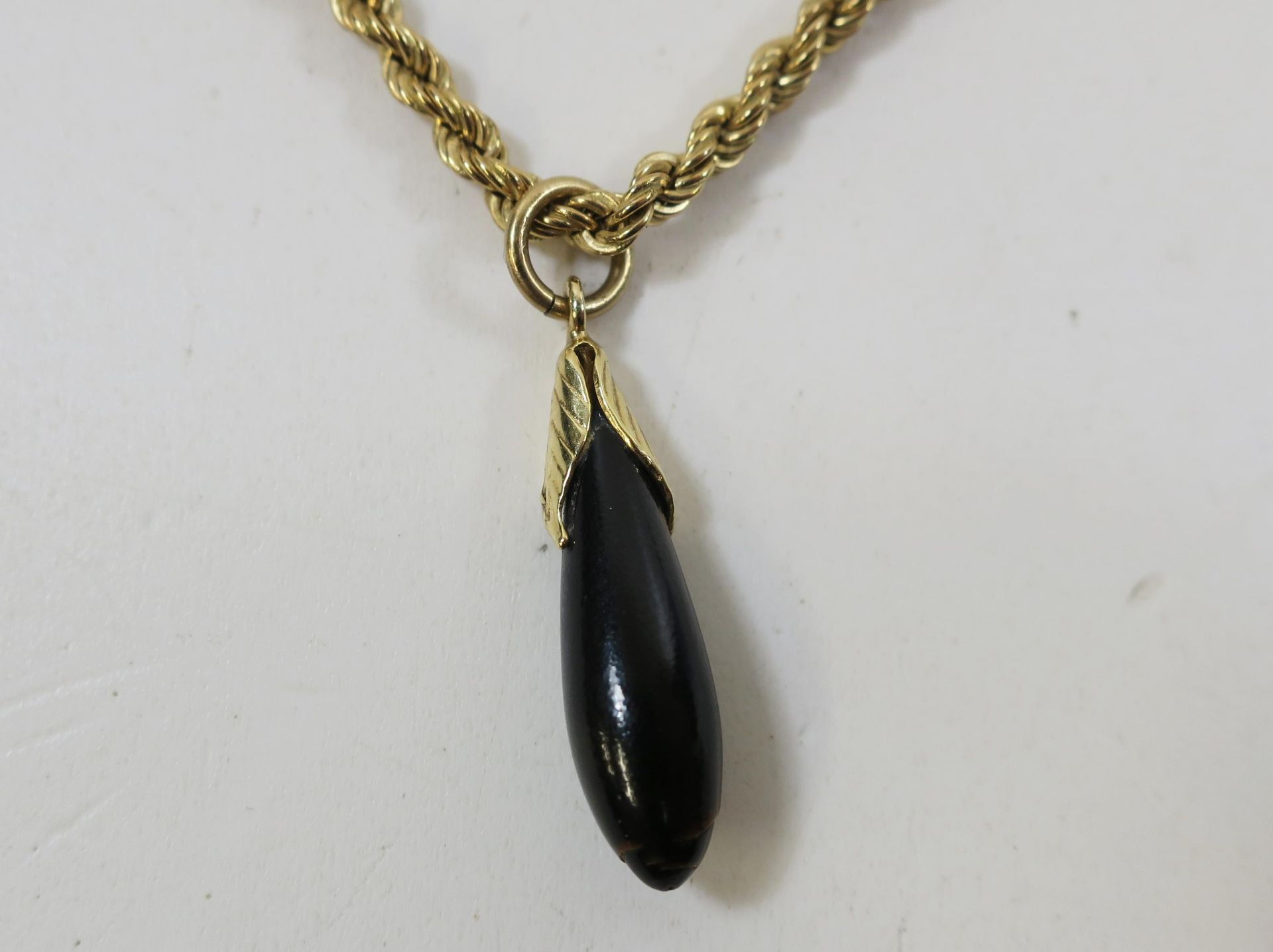 A 9ct Gold Rope Twist Chain (40cm long, 2.8gms) with a drop pendant in the form of a fruit with Gold - Image 3 of 5