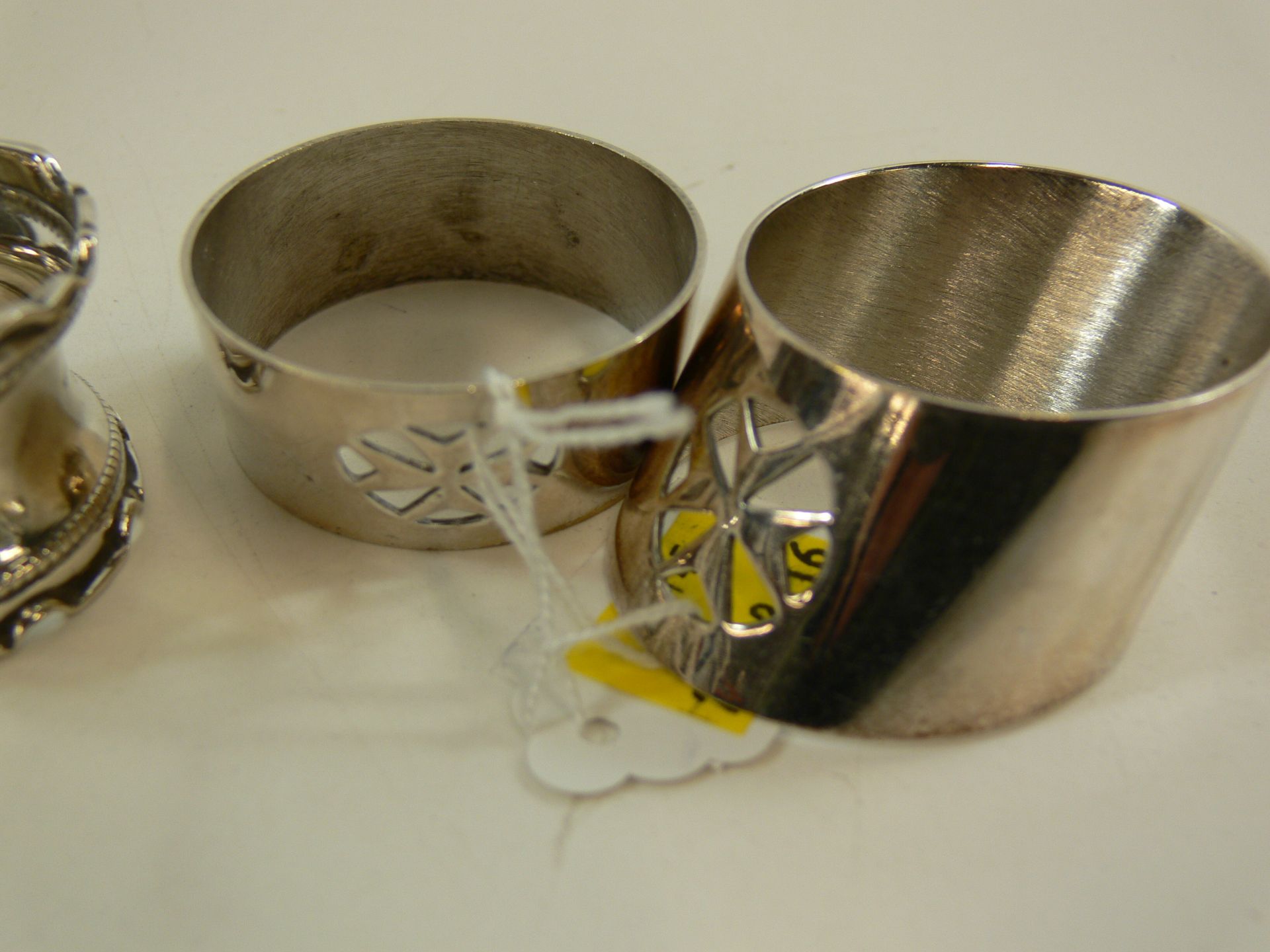 A hallmarked silver napkin ring (approx 15g) together with two further napkin rings stamped '800' ( - Bild 6 aus 6