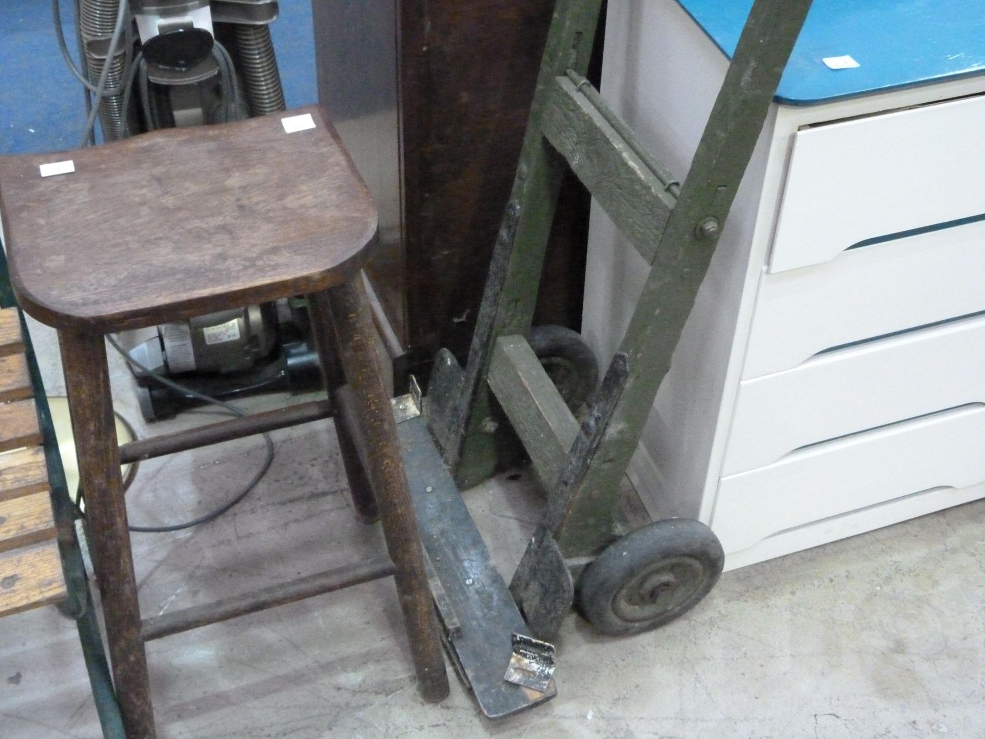 A turquoise & white painted four drawer desk & chair (H78cm, L117cm, W46cm) along with a vintage - Bild 4 aus 4