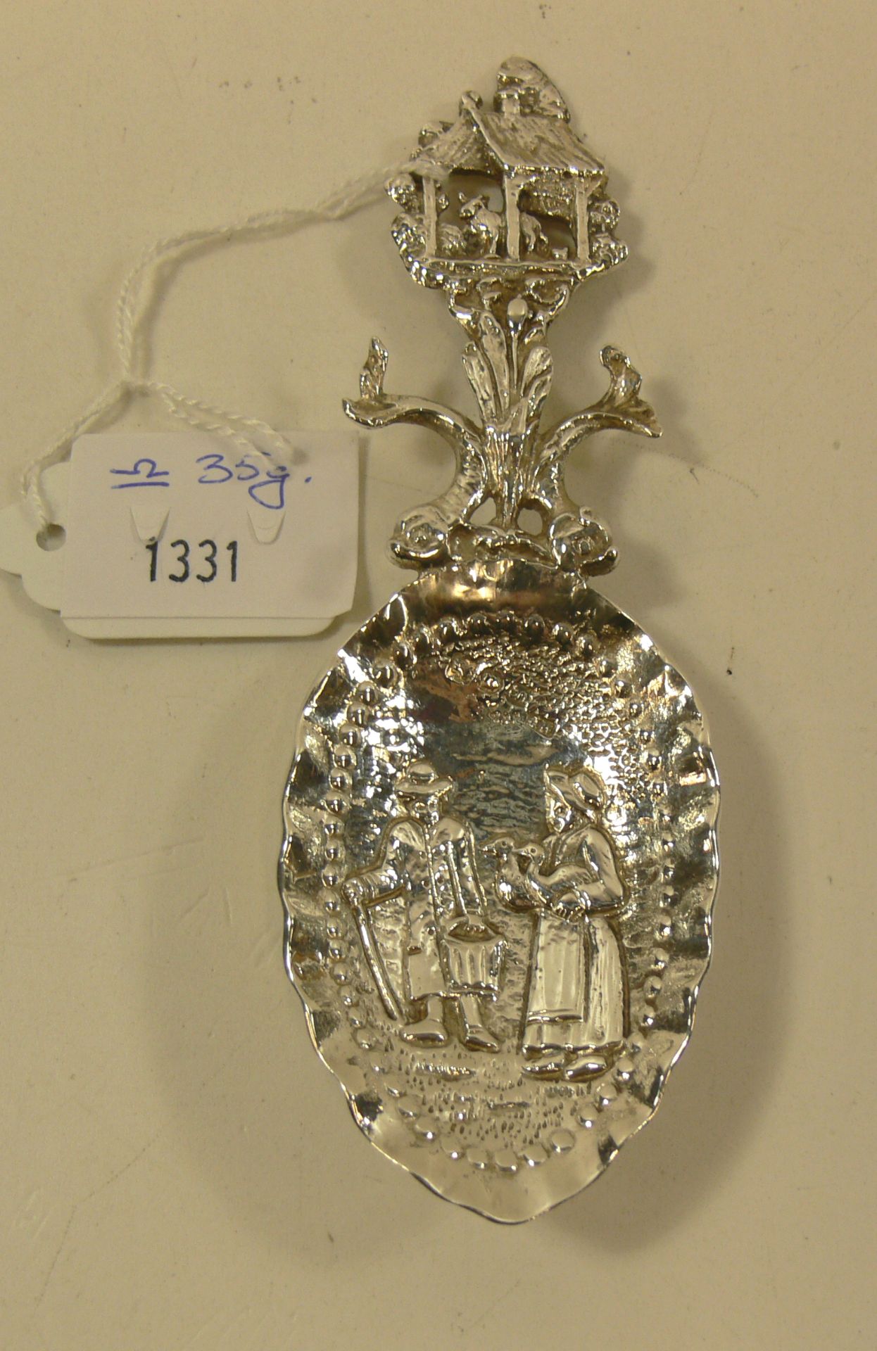 A hallmarked silver spoon (approx 35g) (est £20-£40)