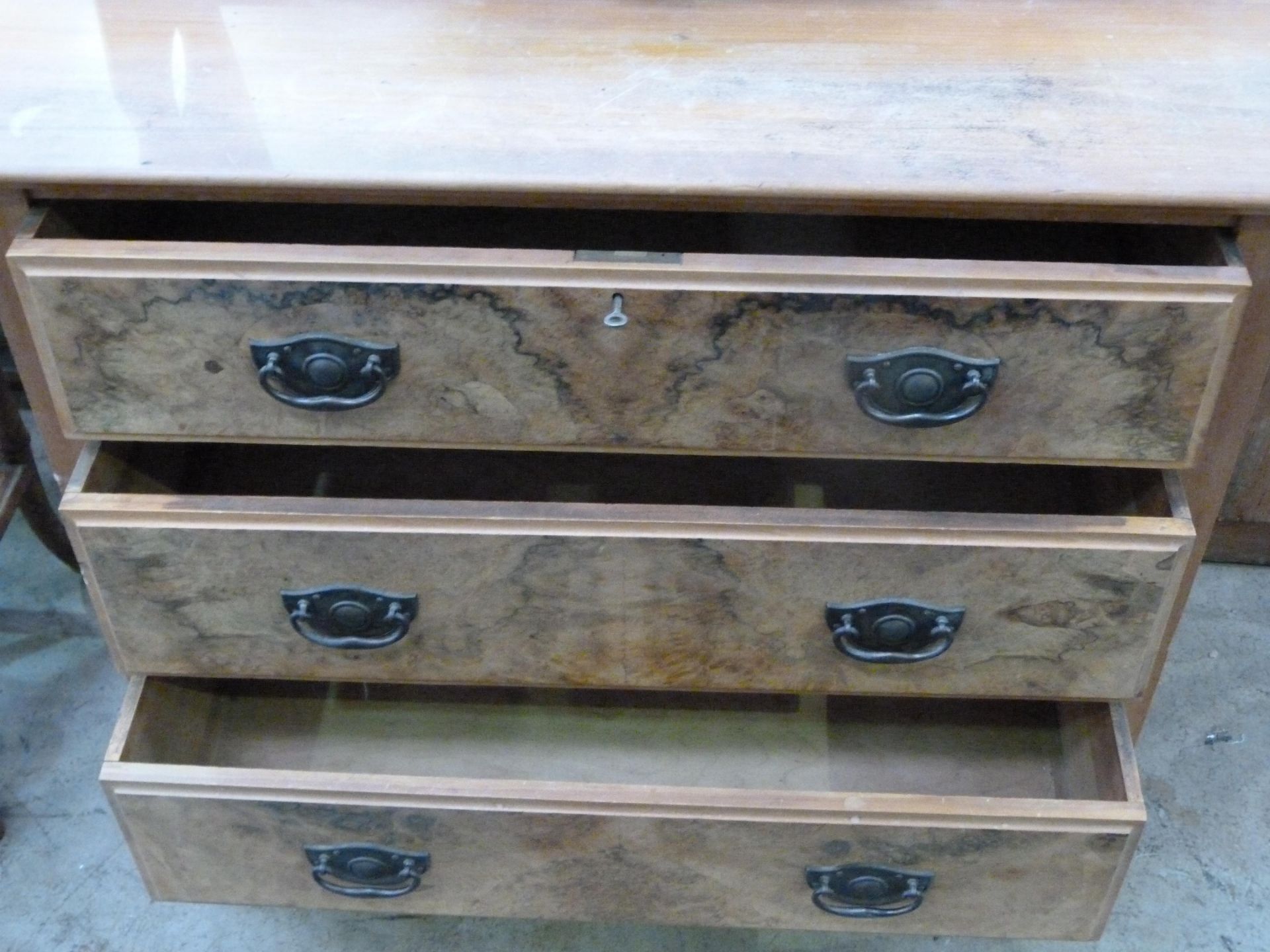 A metal handled two drawer, two door wooden cabinet (H89cm, L110cm, W49cm) & four drawer, drop - Bild 6 aus 6