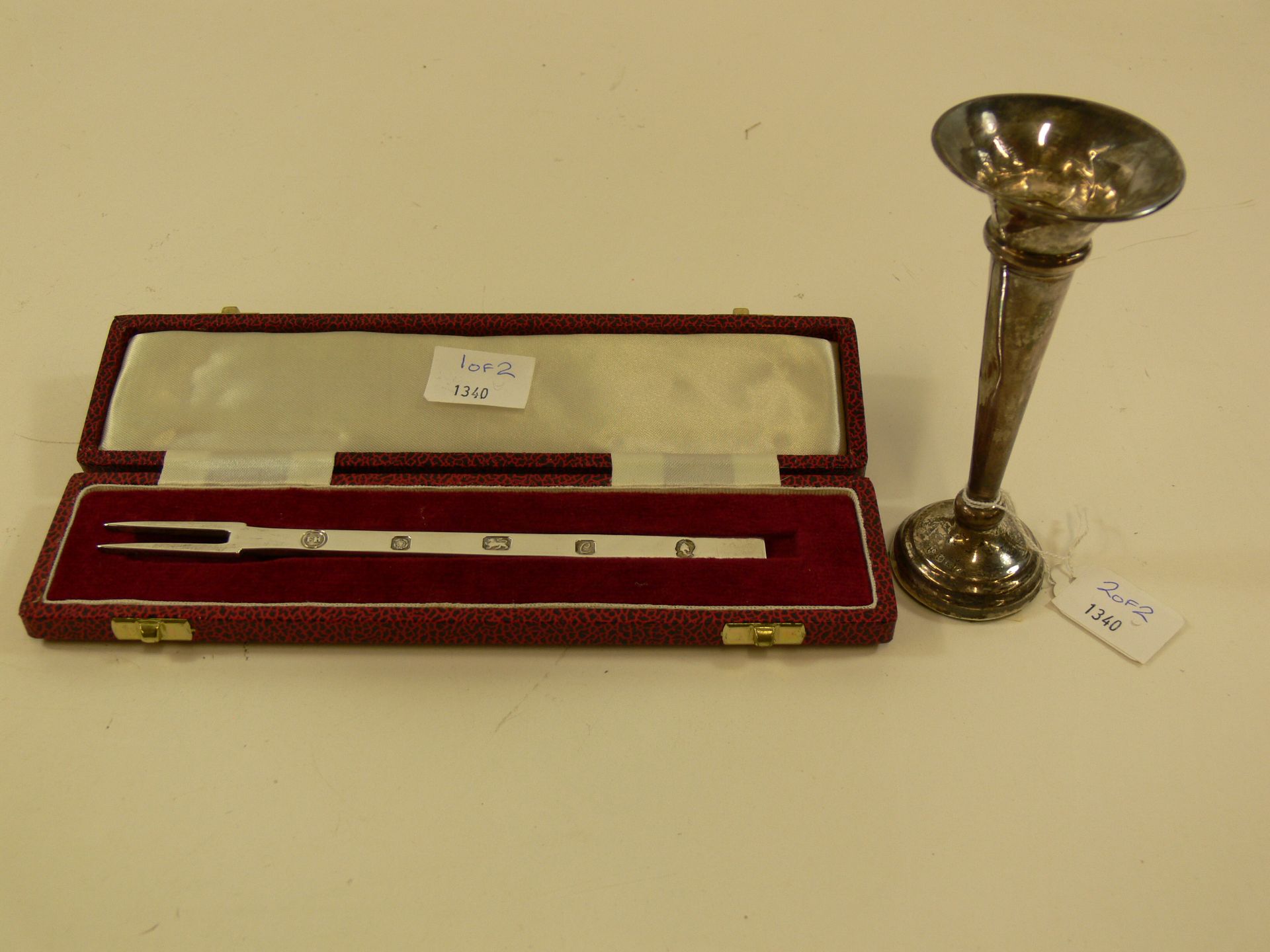 A clear hallmarked silver fork (approx 40g) in bespoke lined case together with a hallmarked