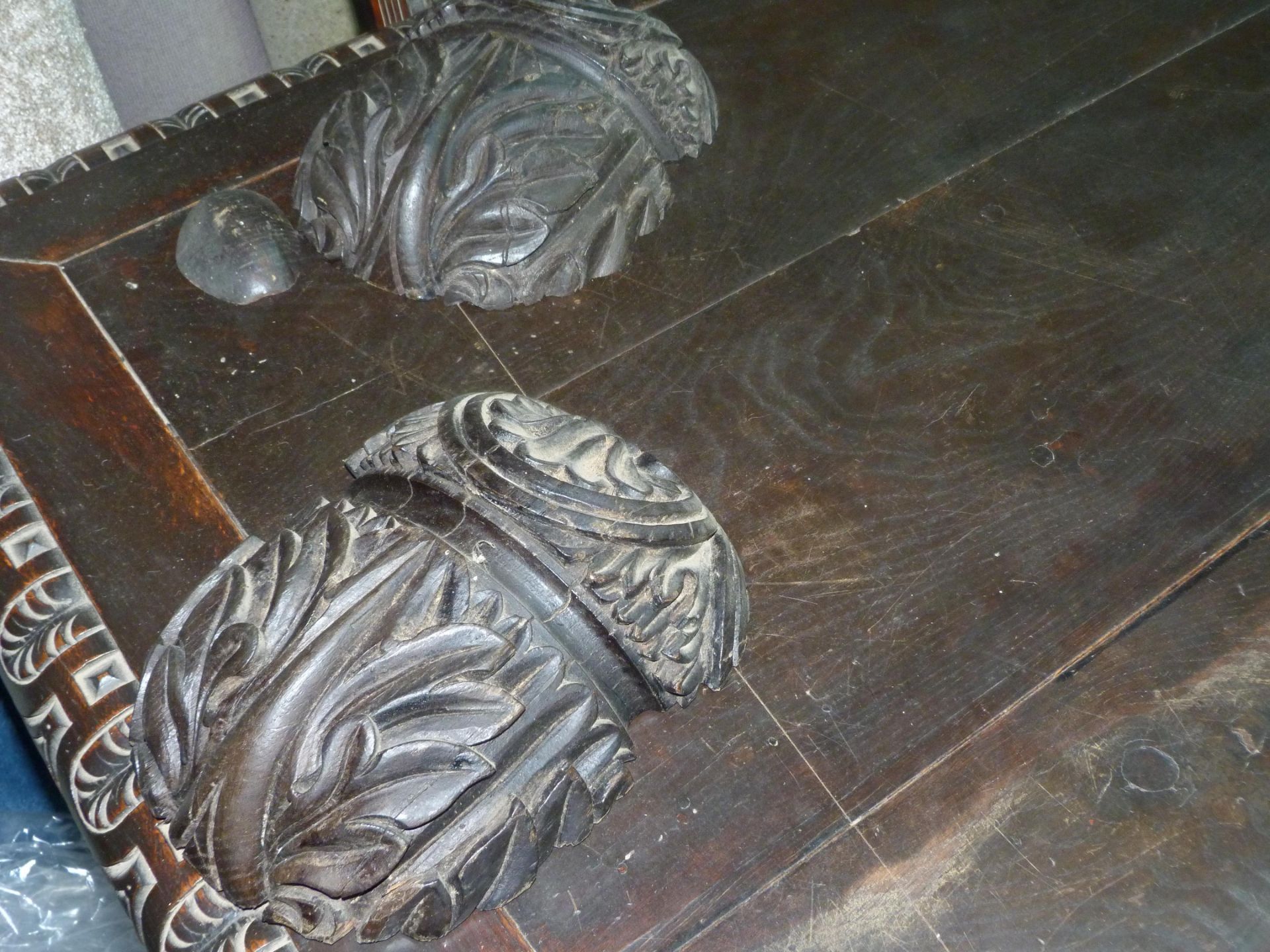 A large & heavily carved Jacobean style dining table. The table has had a woodworm infestation to - Bild 3 aus 4