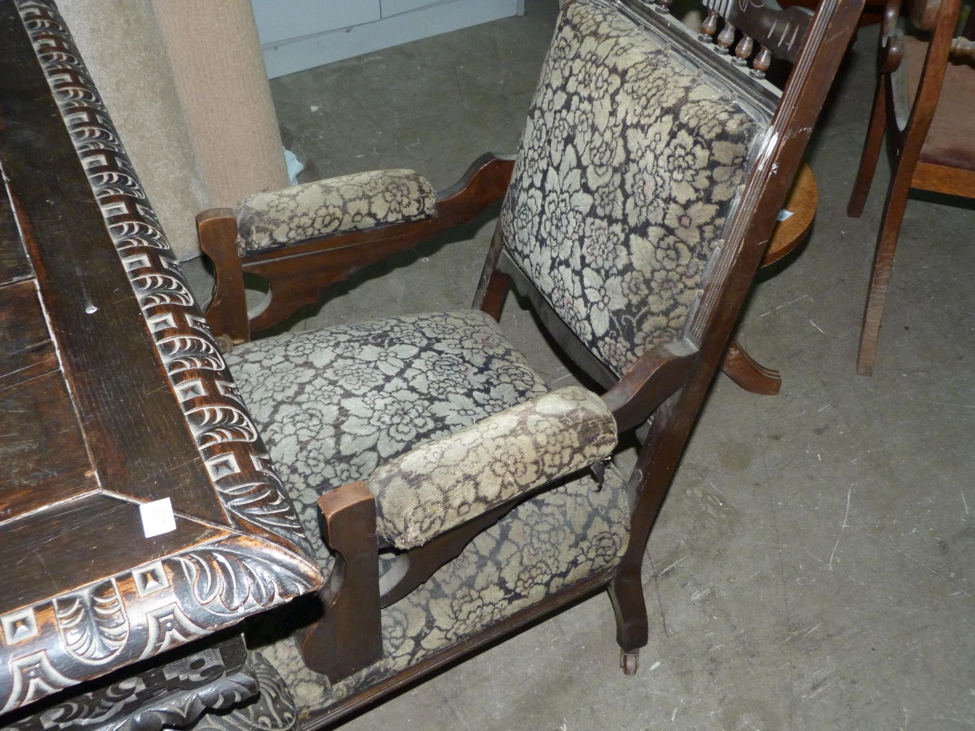 A large & heavily carved Jacobean style dining table. The table has had a woodworm infestation to - Bild 2 aus 4