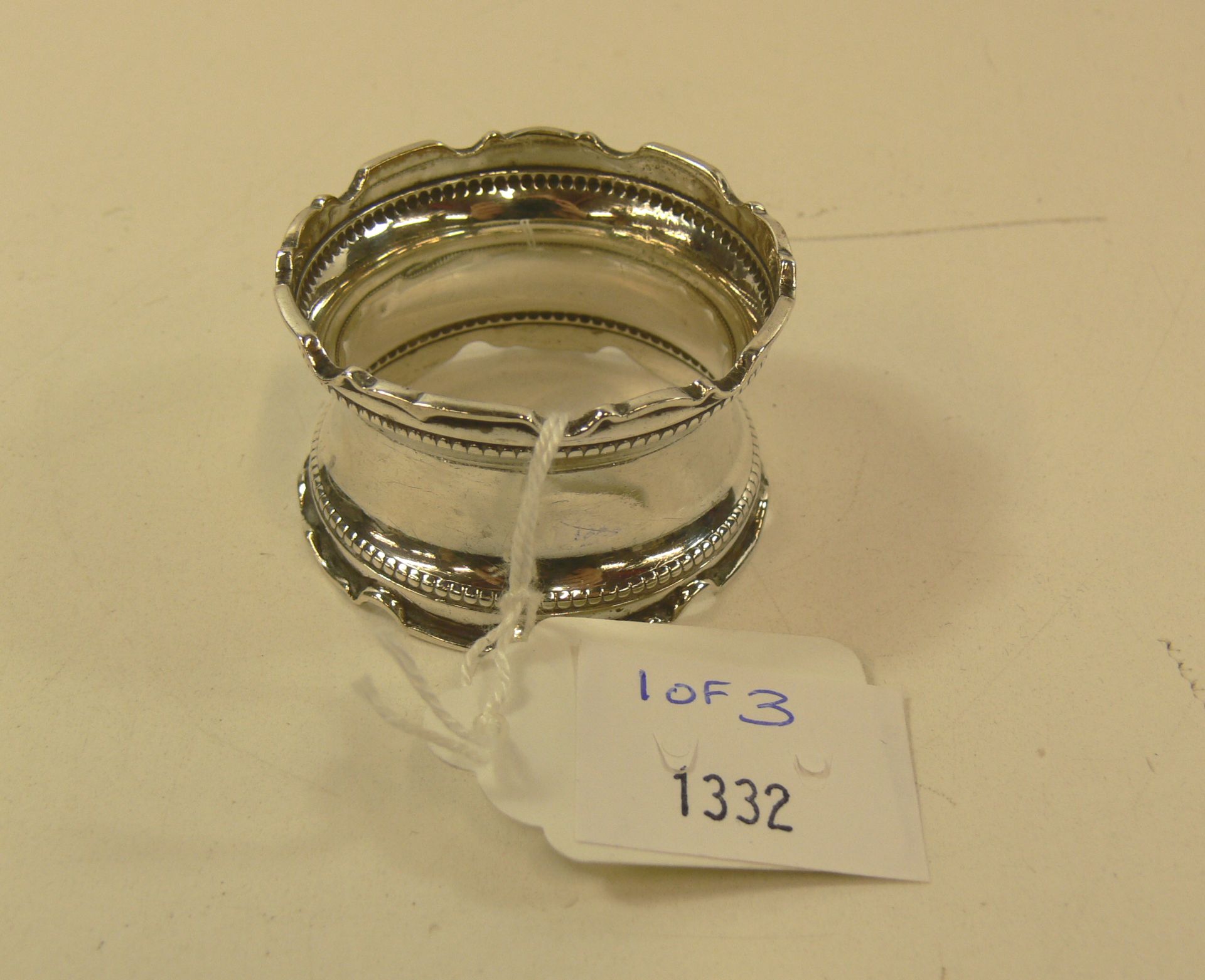 A hallmarked silver napkin ring (approx 15g) together with two further napkin rings stamped '800' ( - Bild 2 aus 6