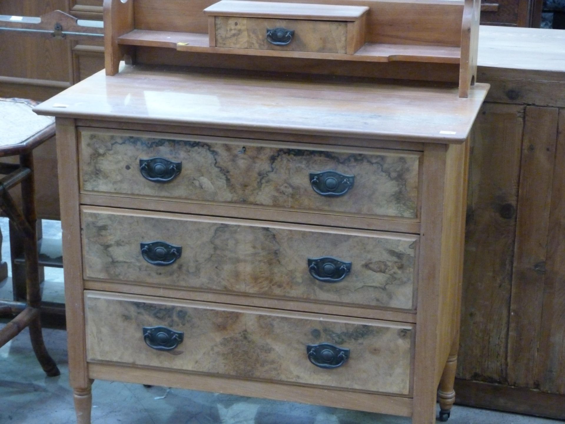 A metal handled two drawer, two door wooden cabinet (H89cm, L110cm, W49cm) & four drawer, drop - Bild 5 aus 6