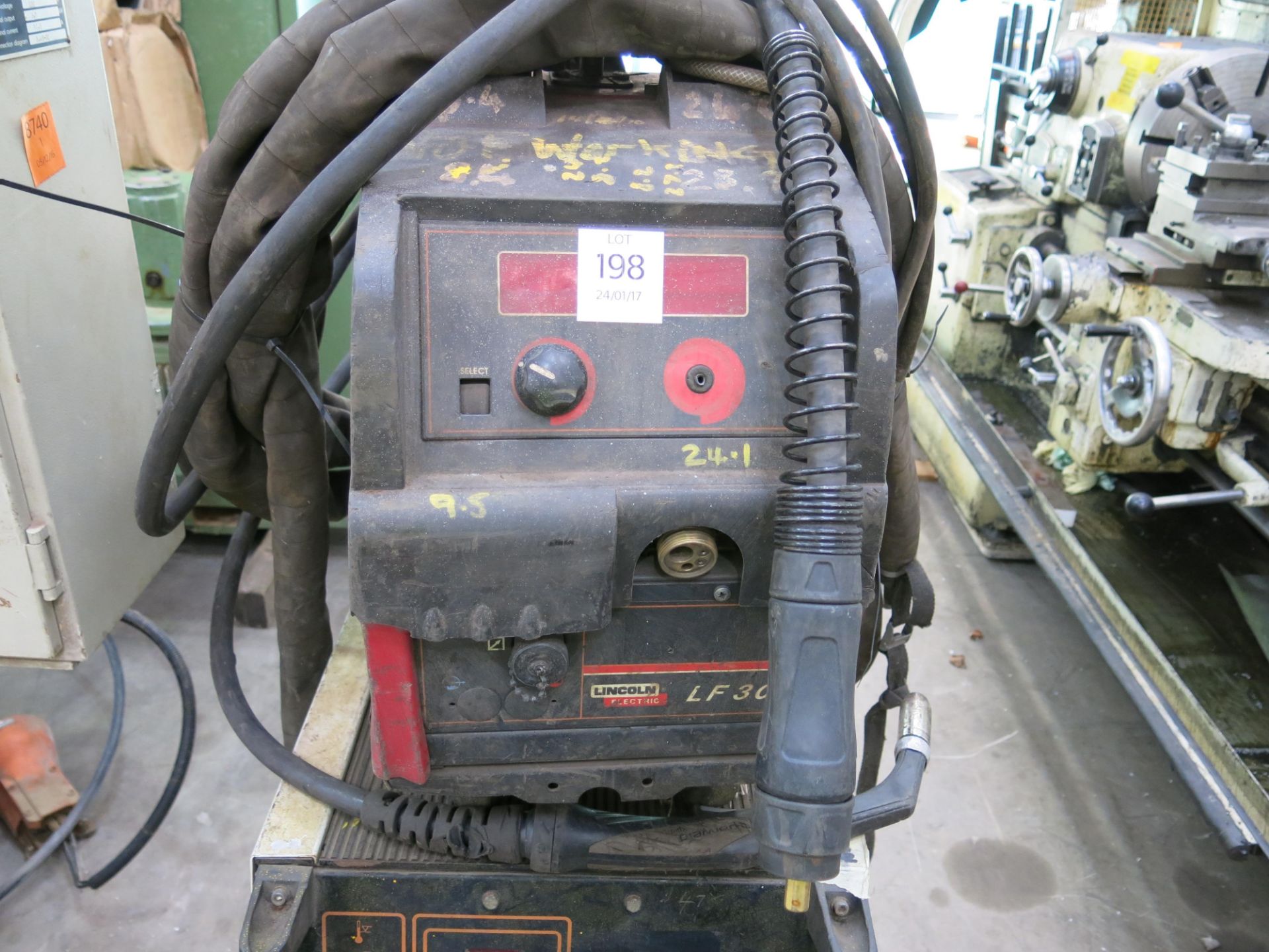* A Hobart Beta-MIG 4000 c/w Lincoln Electric Line Feed 30, 3PH. Please note there is a £5 + VAT - Image 4 of 4