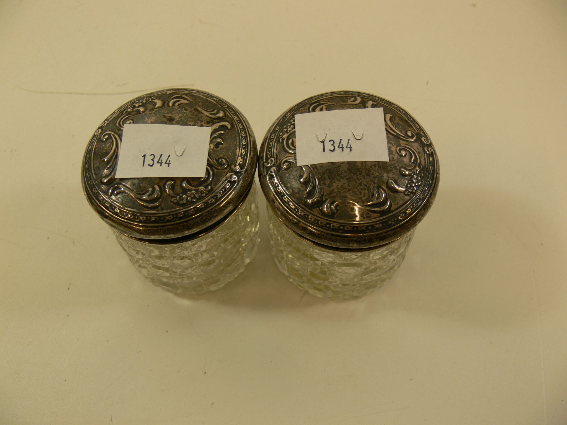 Two hallmarked silver top glass jars (tops 20g approx) (2) (est £25-£50) - Bild 2 aus 2