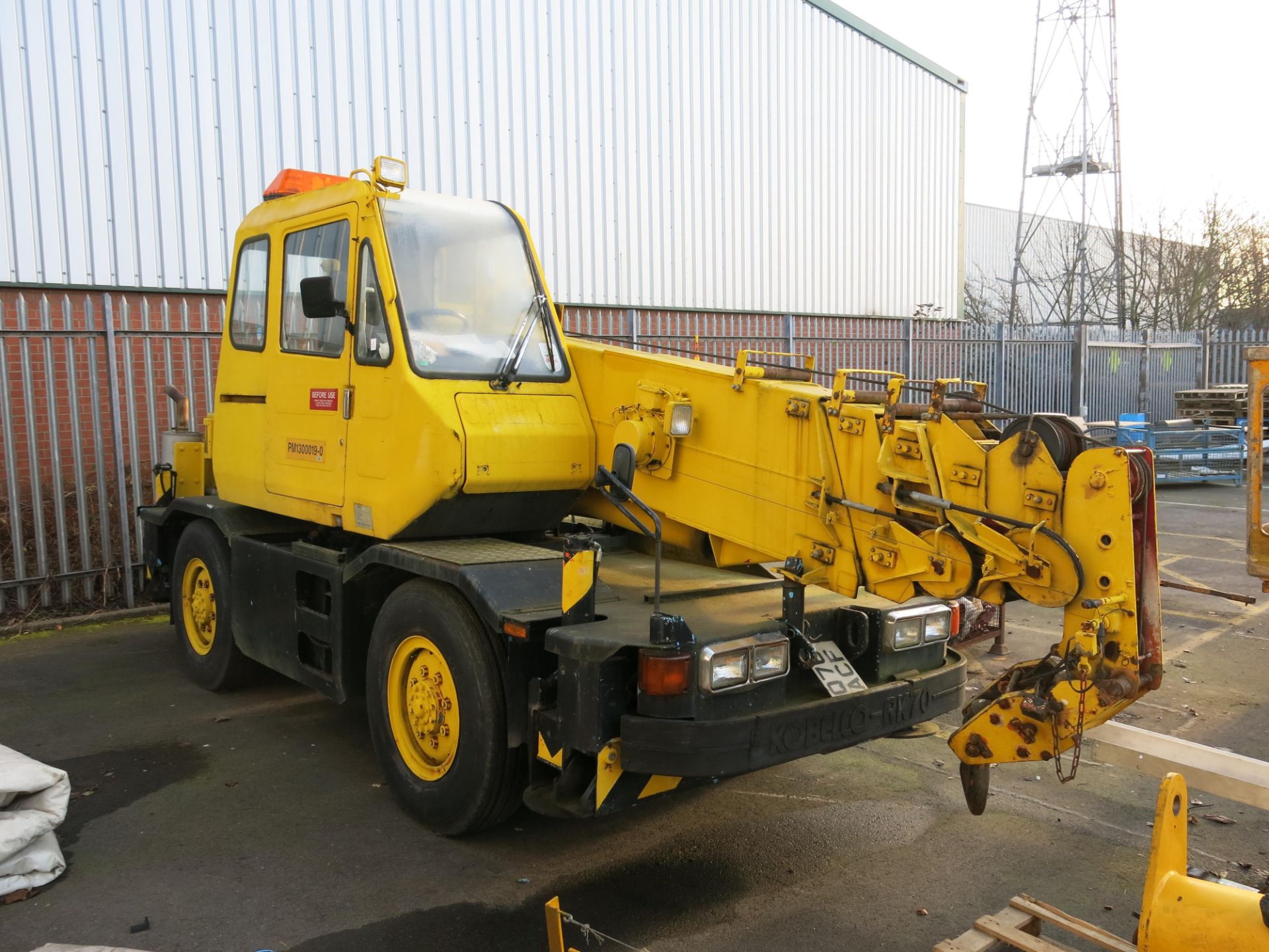 * A Kobelco RK70M-2 7 ton telescopic crane. Max capacity 7T at 1M, YOM 1992, total weight 11.5