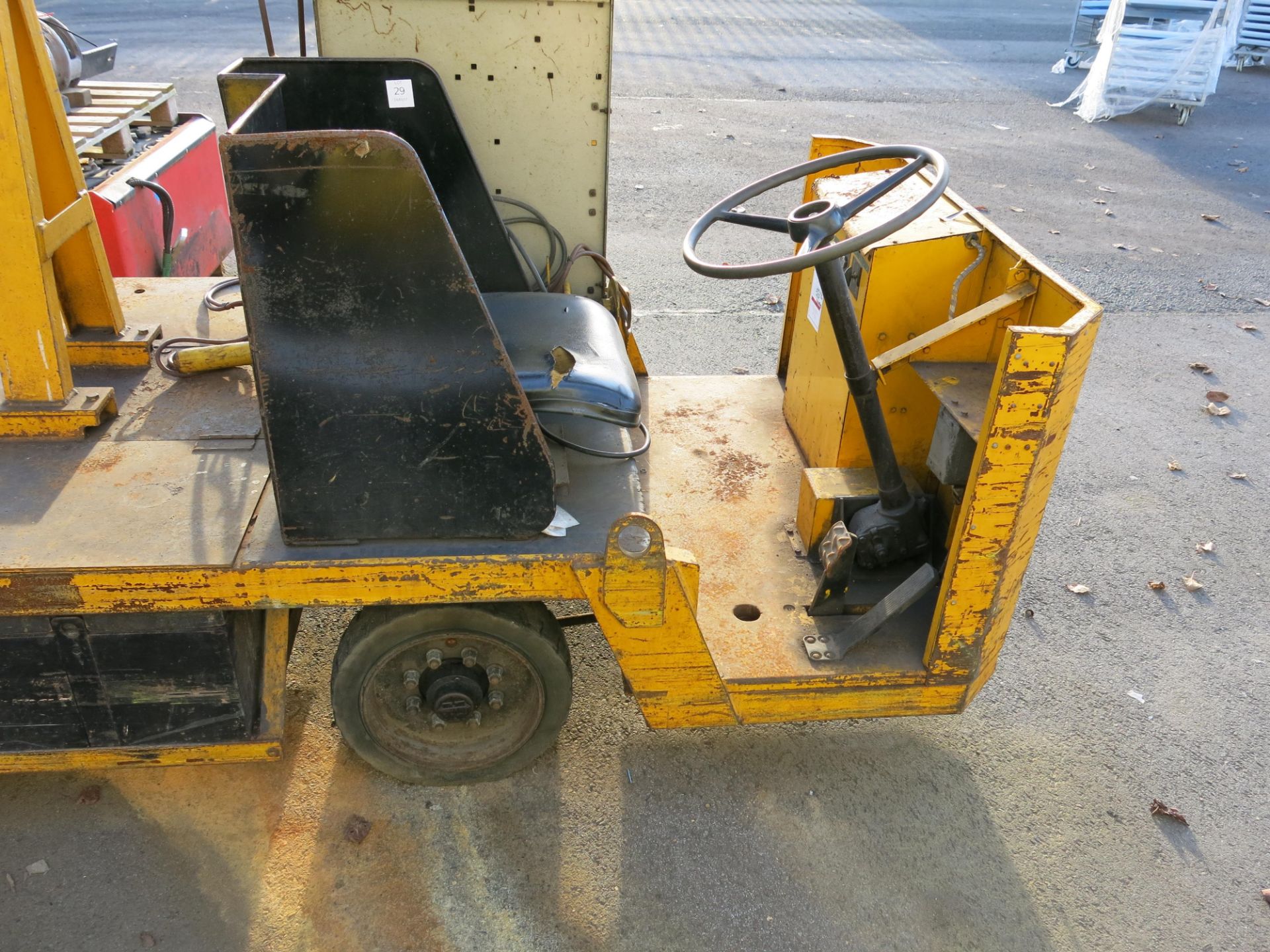 * A Harbilt/Simon hydraulic mobile lifting platform, model U - spares or repair. Please note there - Bild 2 aus 5