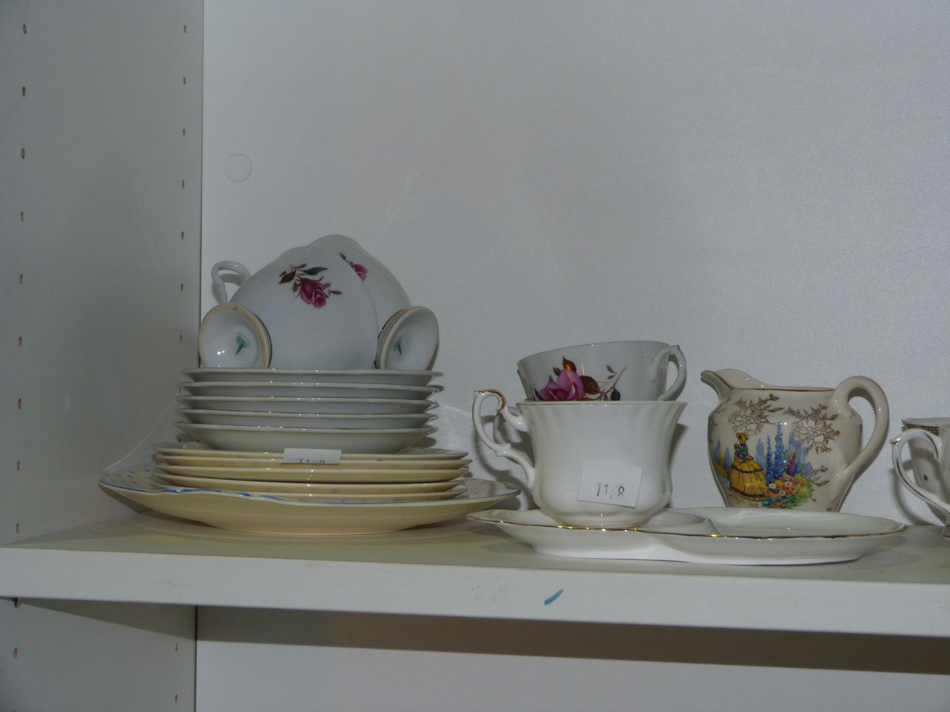 Two shelves to contain tea cups & saucers from Duchess 'Tranquility' & 'Thistle' range, Royal - Bild 2 aus 6