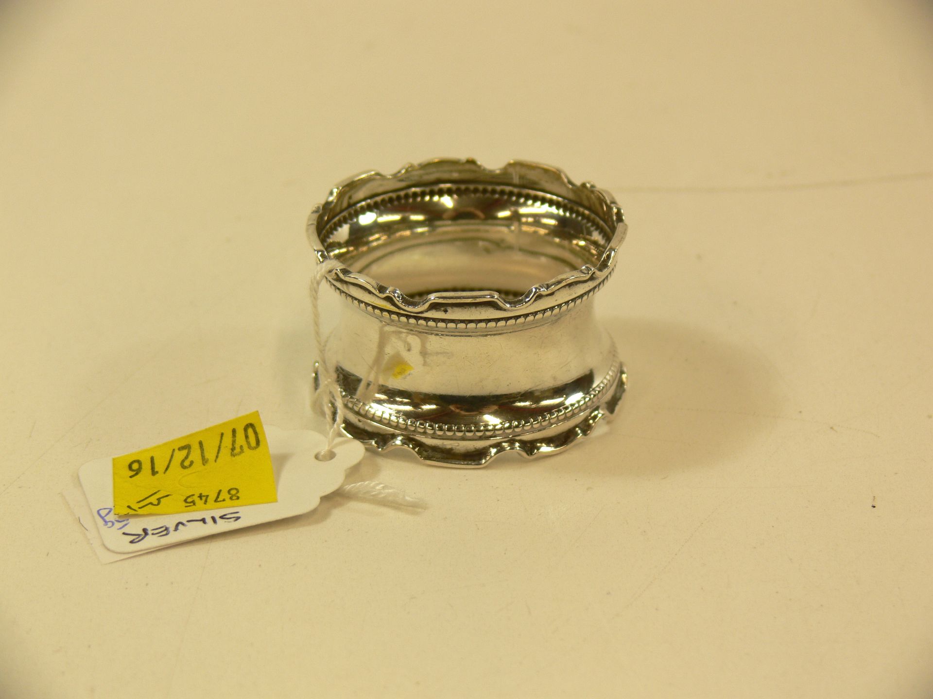 A hallmarked silver napkin ring (approx 15g) together with two further napkin rings stamped '800' ( - Bild 4 aus 6