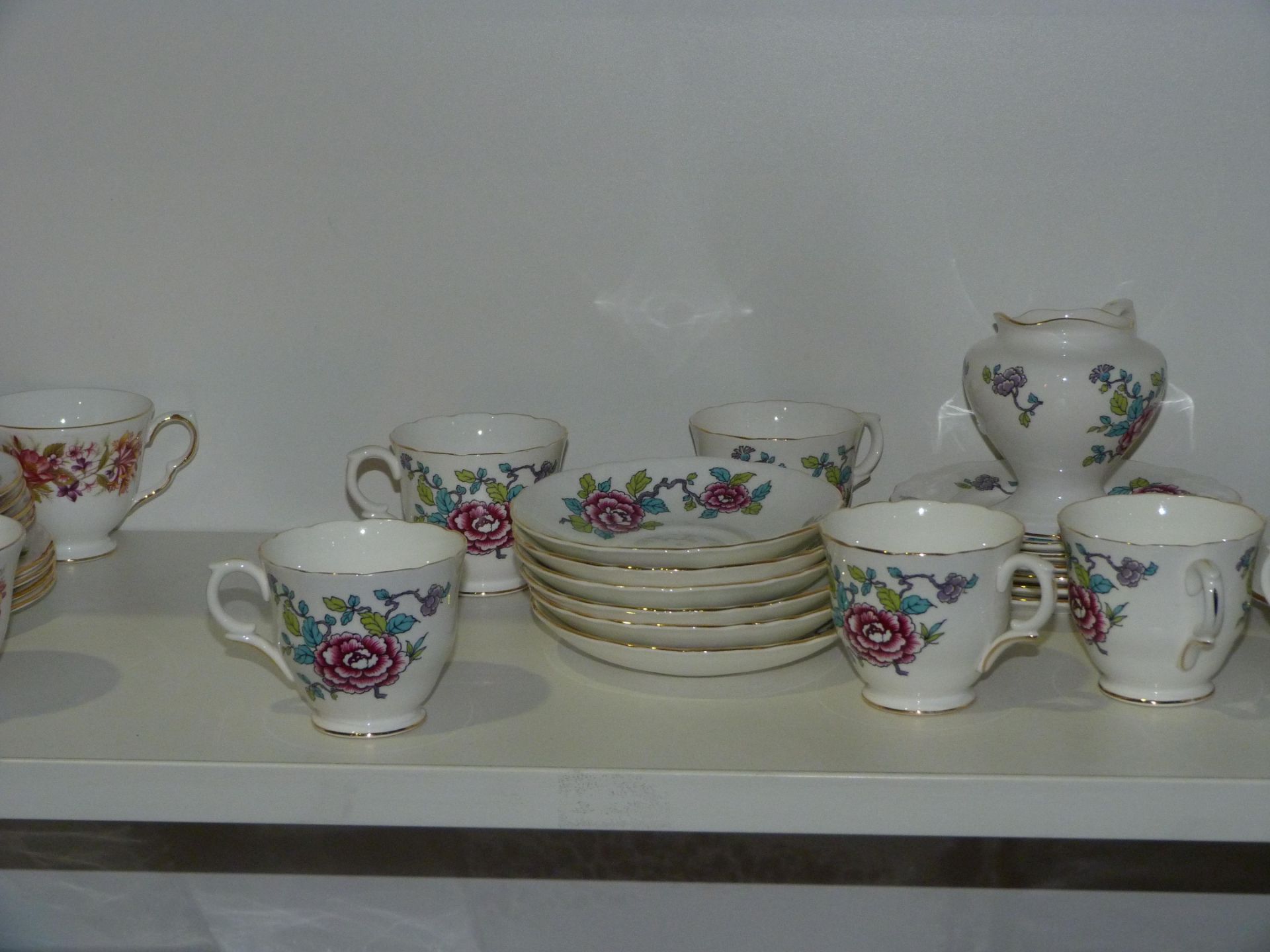 Two shelves to contain tea cups & saucers from Duchess 'Tranquility' & 'Thistle' range, Royal - Bild 5 aus 6